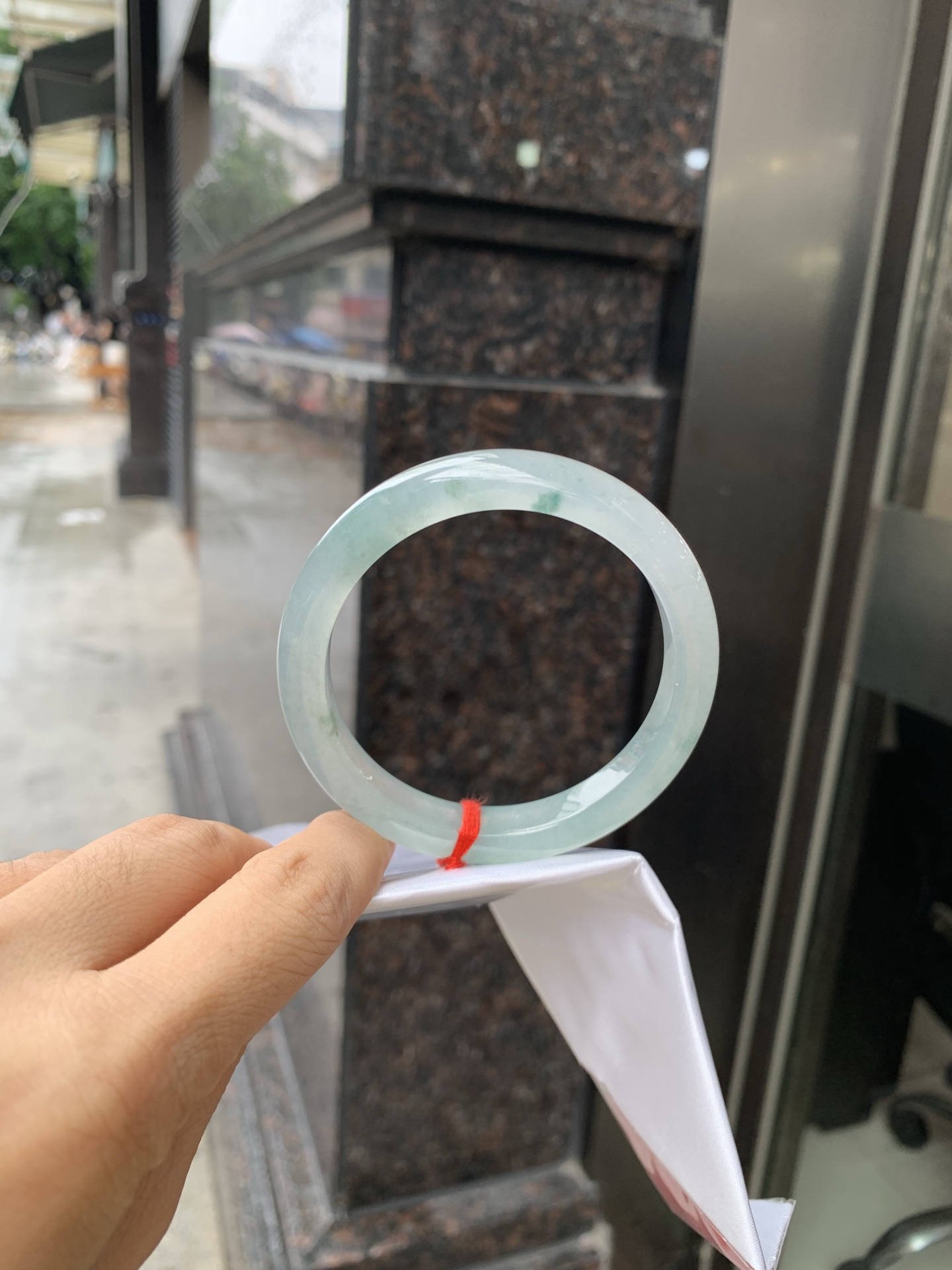 冰飘花正圈 57-8.3-9.6 0728-N1259 无裂，打灯色线，底妆水润，蓝花灵动飘逸，勾勒出一幅唯美诗意的山水意境画，古典优雅又秀气