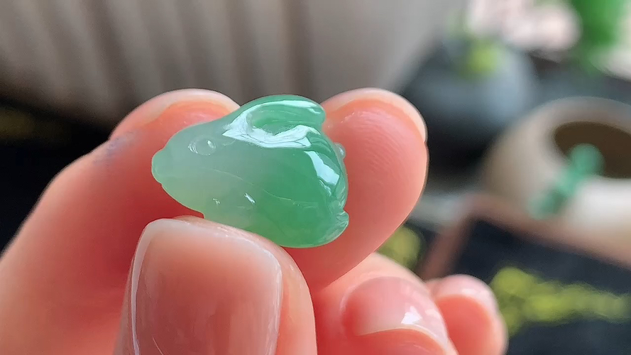 ️天然翡翠，绿兔子无裂，尺寸12-15.3-5.7 jm725