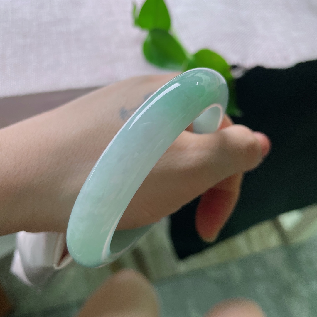 59/12.1/9.4，绿底正圈，清秀迷人，水头好，肉质细腻干净，简约不简单，无裂。ss56398