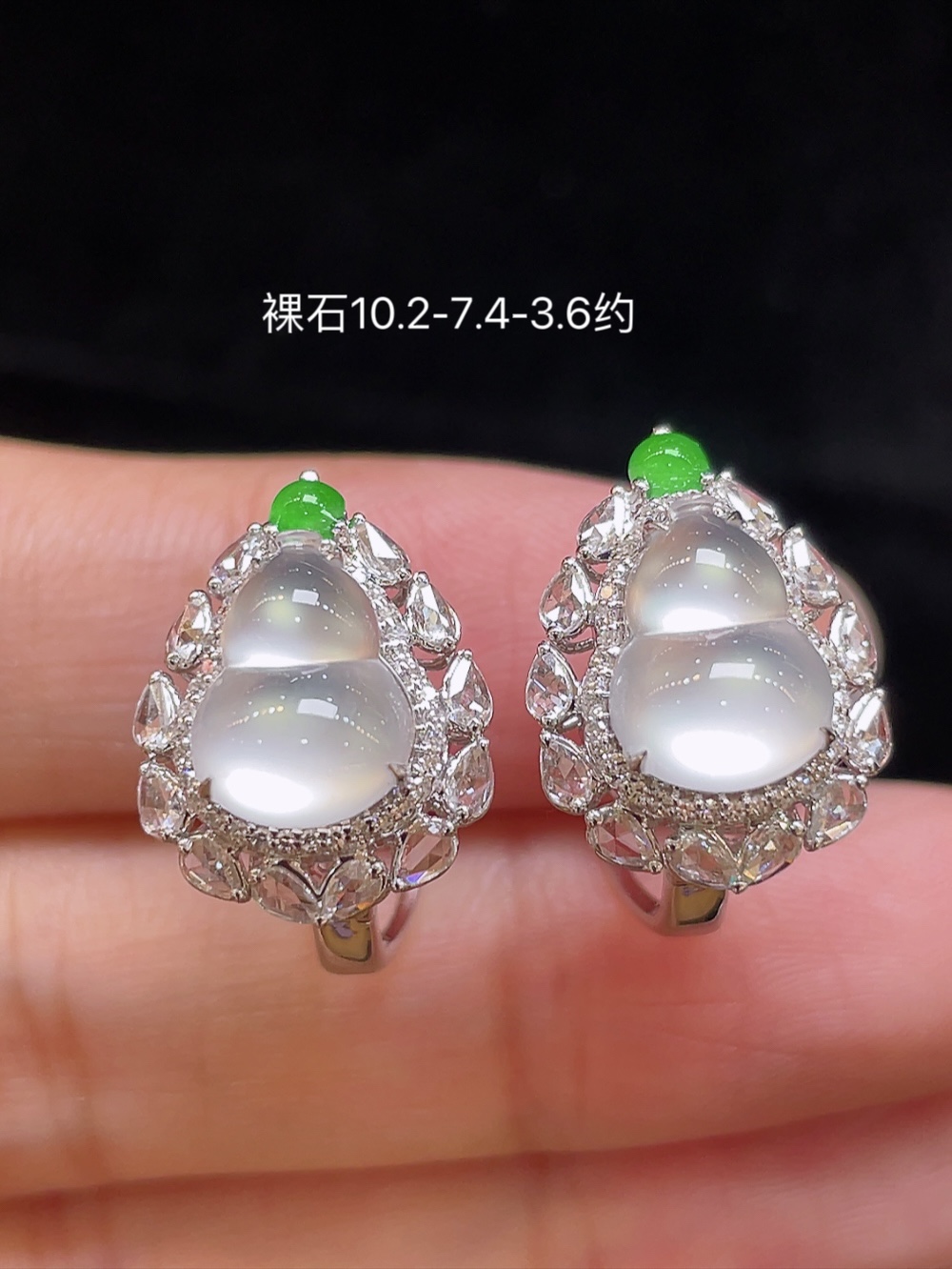 大件饱满，通透水润，玉质细腻，翠色鲜艳，18k金奢华钻石镶嵌，10.2-7.4-3.6