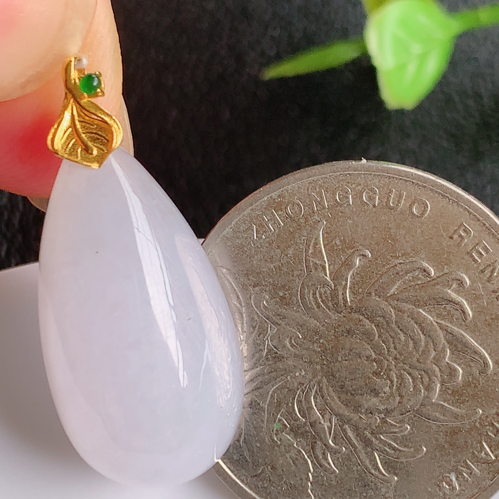 冰润水滴翡翠吊坠，款式新颖时尚，日常百搭的款。满满的份量感，清新自然，18k金镶嵌，上身效果优雅迷人！性价比超值  W415.27  整体尺寸：28-12.3-8.4mm   裸石尺寸：23.3-12.3-8.4mm