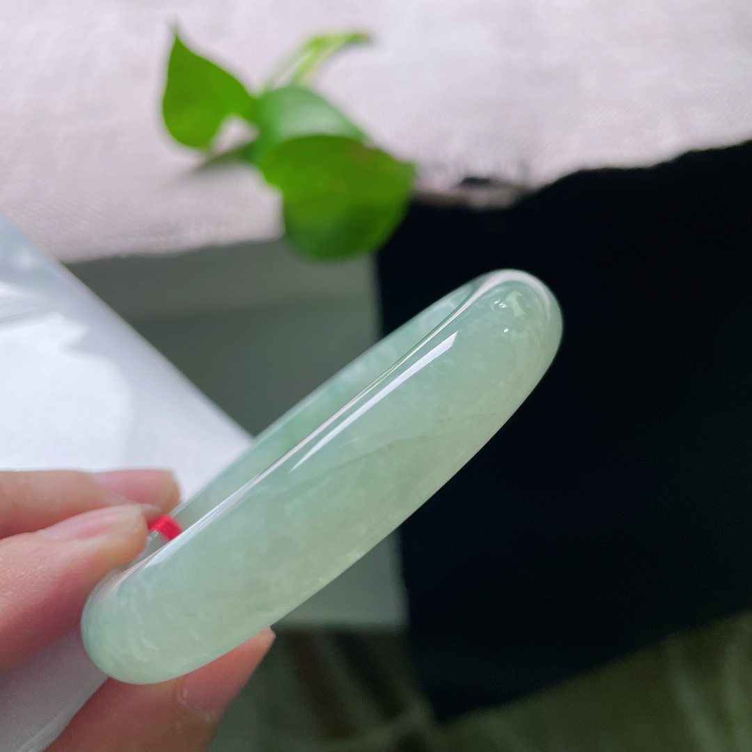 飘花贵妃，有纹，冰润油飘花，湖水清绿融于玉底，流云般翠色缓缓流淌，腕间藏一汪山间清泉。ss55861a