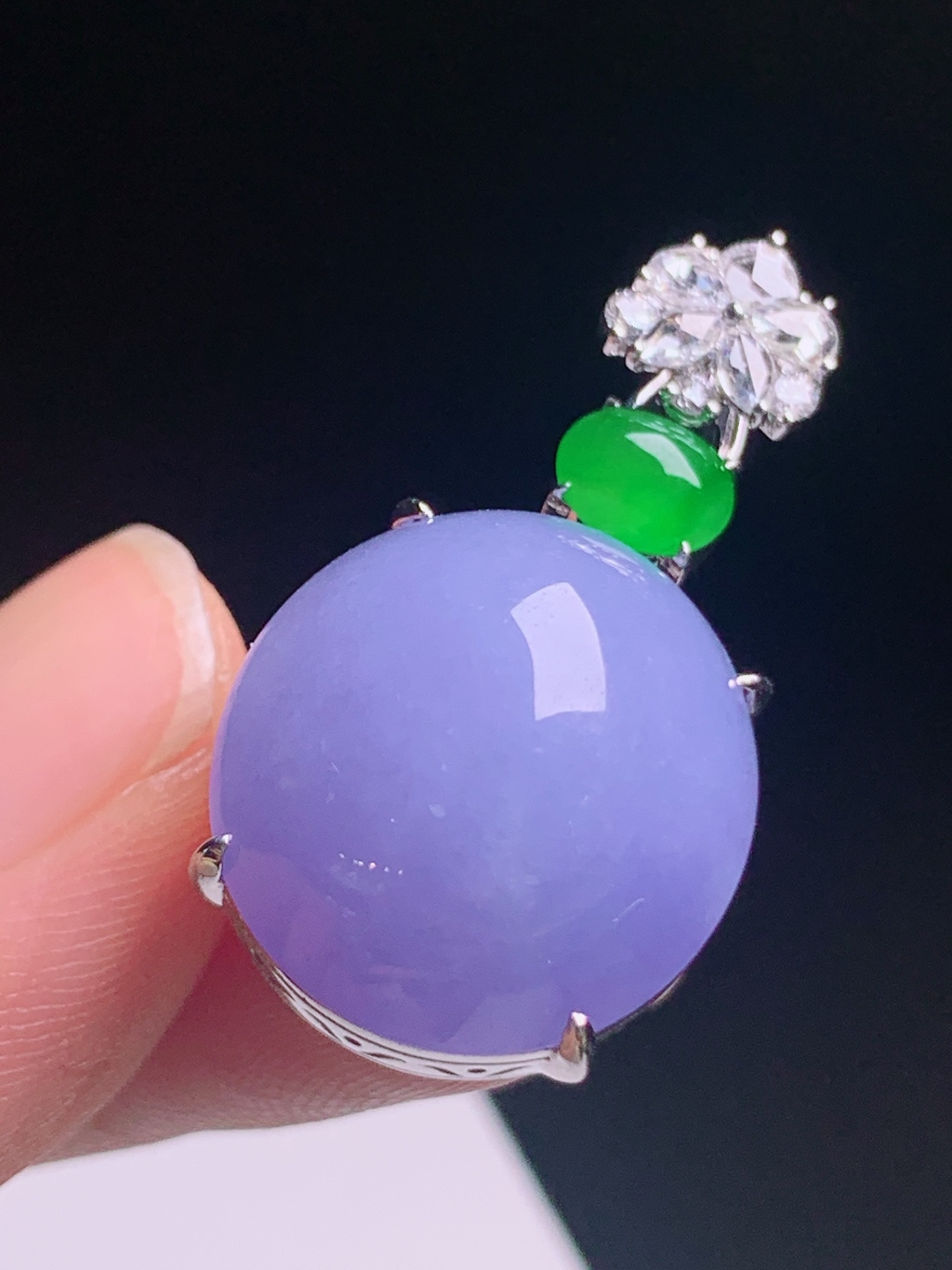旦面吊坠，玉质均匀温润，色泽浓郁显贵 560728