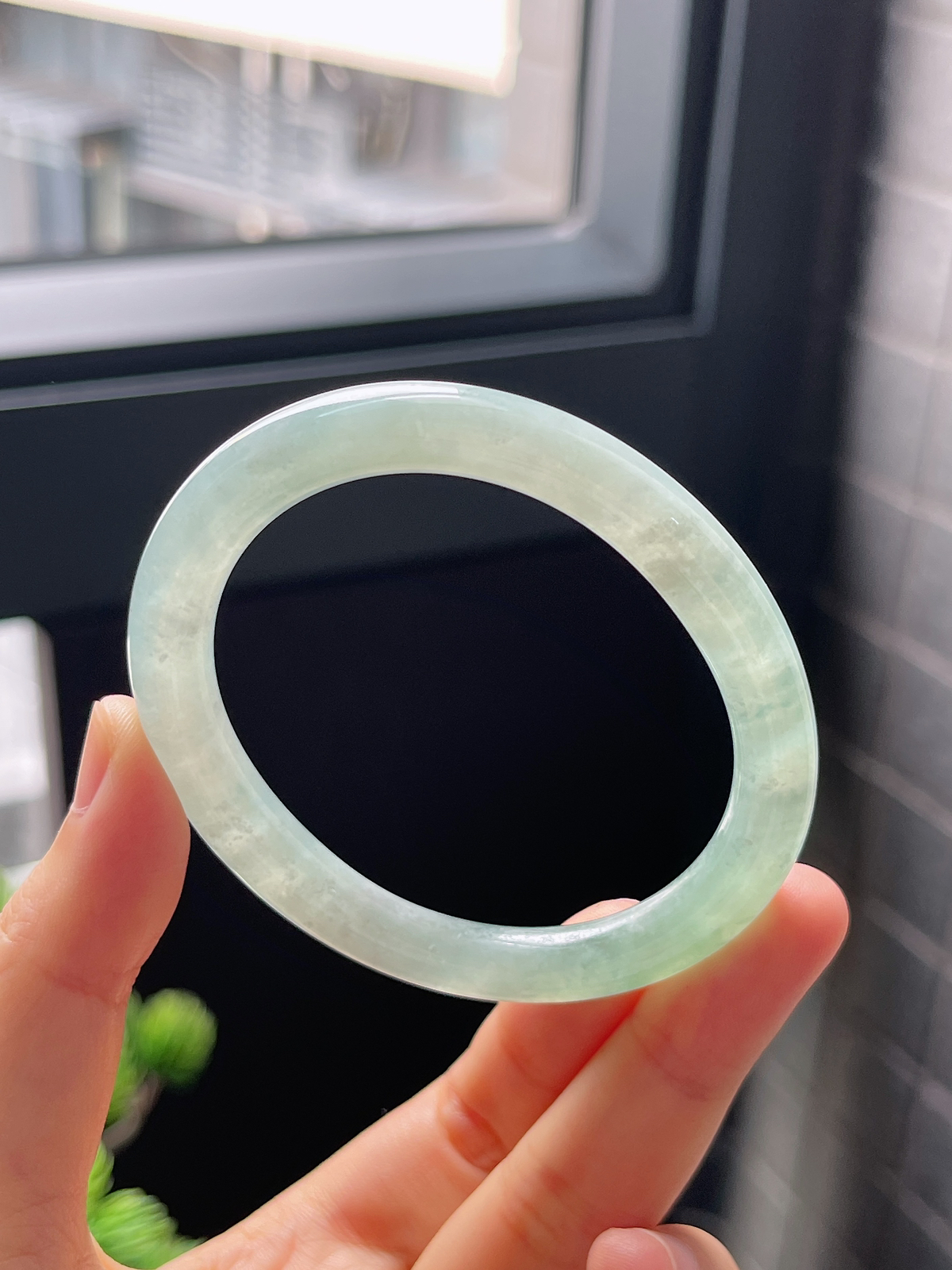 贵妃圈口54.4，冰糯种浅绿色翡翠贵妃圆条手镯