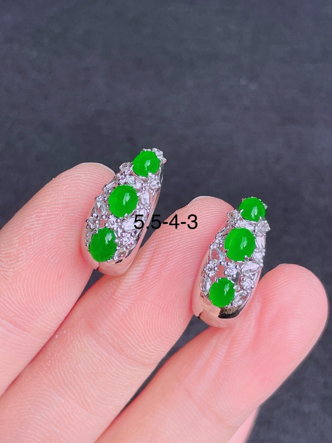 高冰绿蛋面耳包 晶莹剔透，新颖时尚，无裂，5.5-4-3