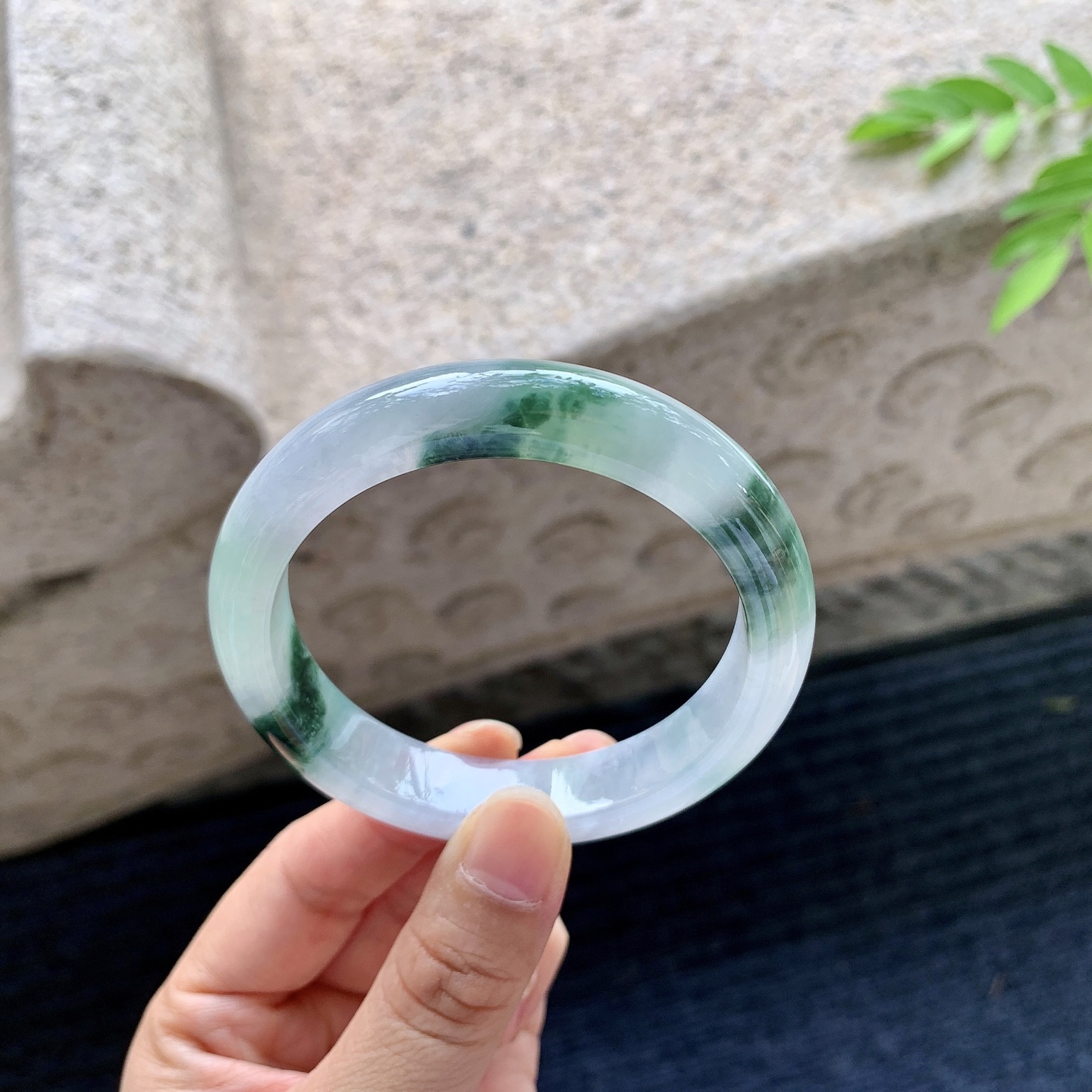 正圈54 55，圈口55.2/11.6/8，编码BA073007，描述：糯冰飘绿，水润，种老，细腻，打灯有棉线
