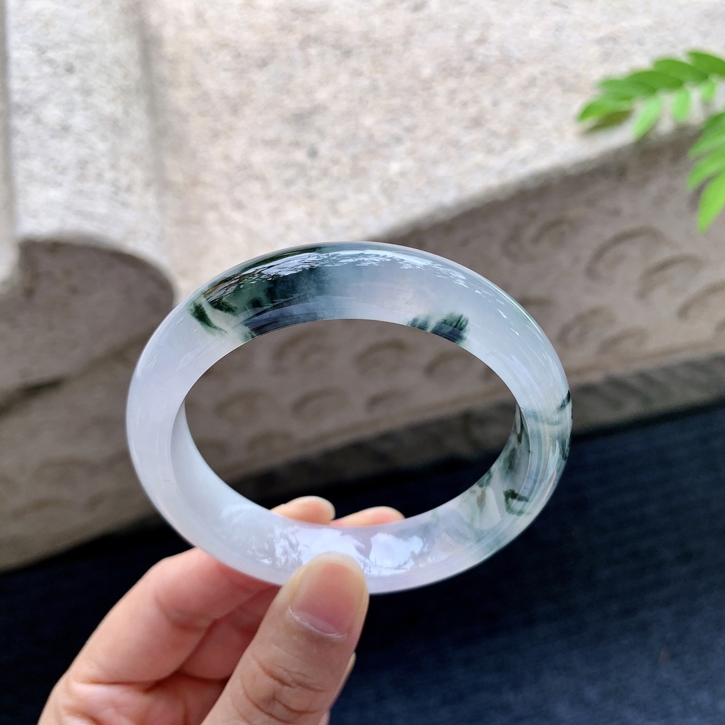 正圈55 56，圈口56/13/8.1，编码HC073024，描述：冰糯飘花，水润，种老，细腻，无裂。