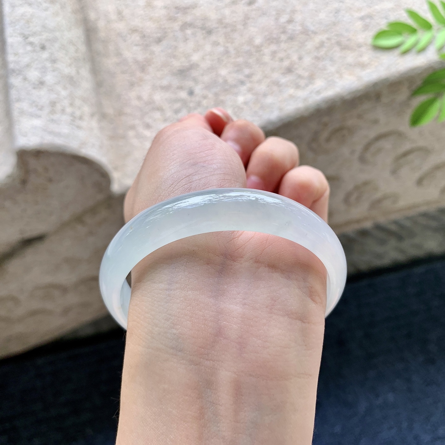 正圈57 58【圈口】58.5/12.1/6.5【编码】BA072919【描述】糯冰底色，水润，种老，细腻，打灯有絮线