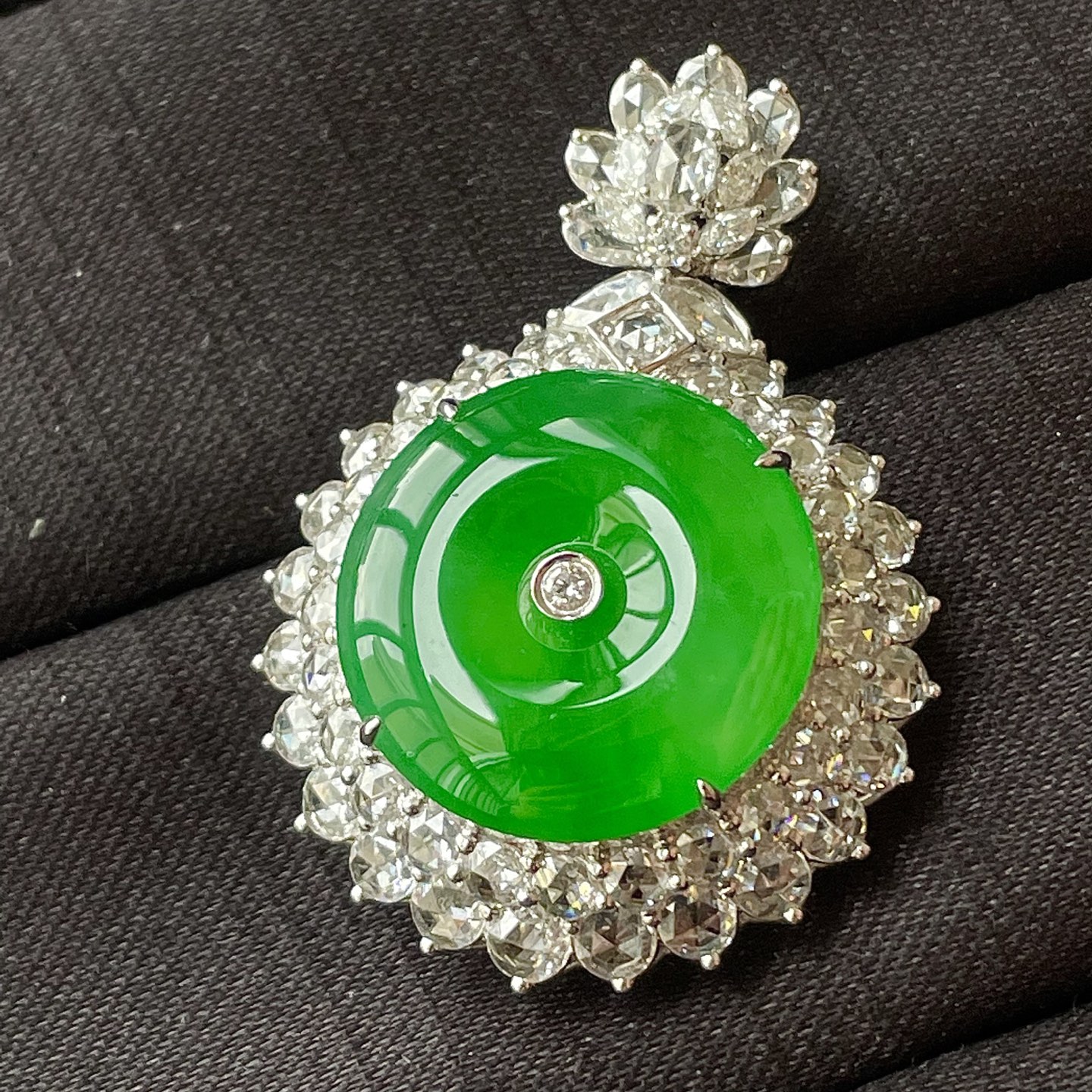高冰阳绿平安扣吊坠，色辣，18k金镶嵌，饱满水润，无裂，裸石尺寸19/4.5--40.2/27.8/