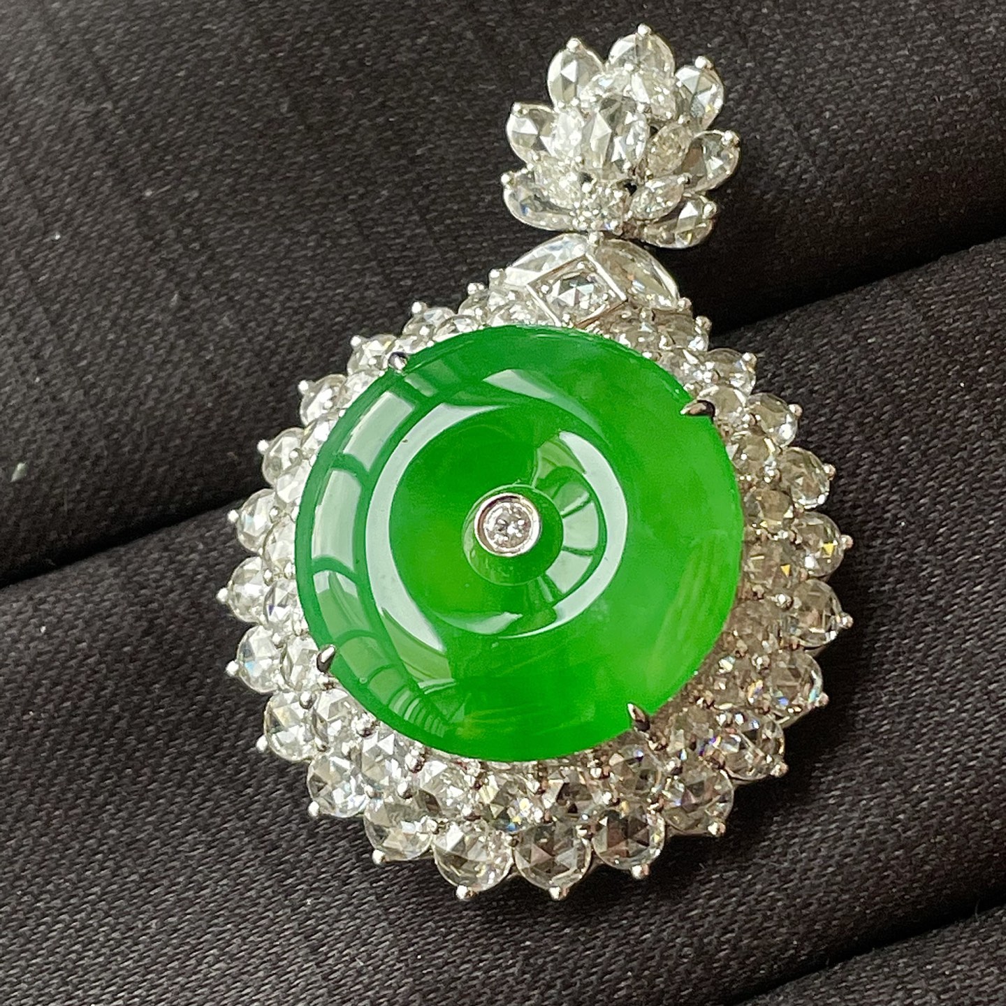 高冰阳绿平安扣吊坠，色辣，18k金镶嵌，饱满水润，无裂，裸石尺寸19/4.5--40.2/27.8/13编码0728好数字