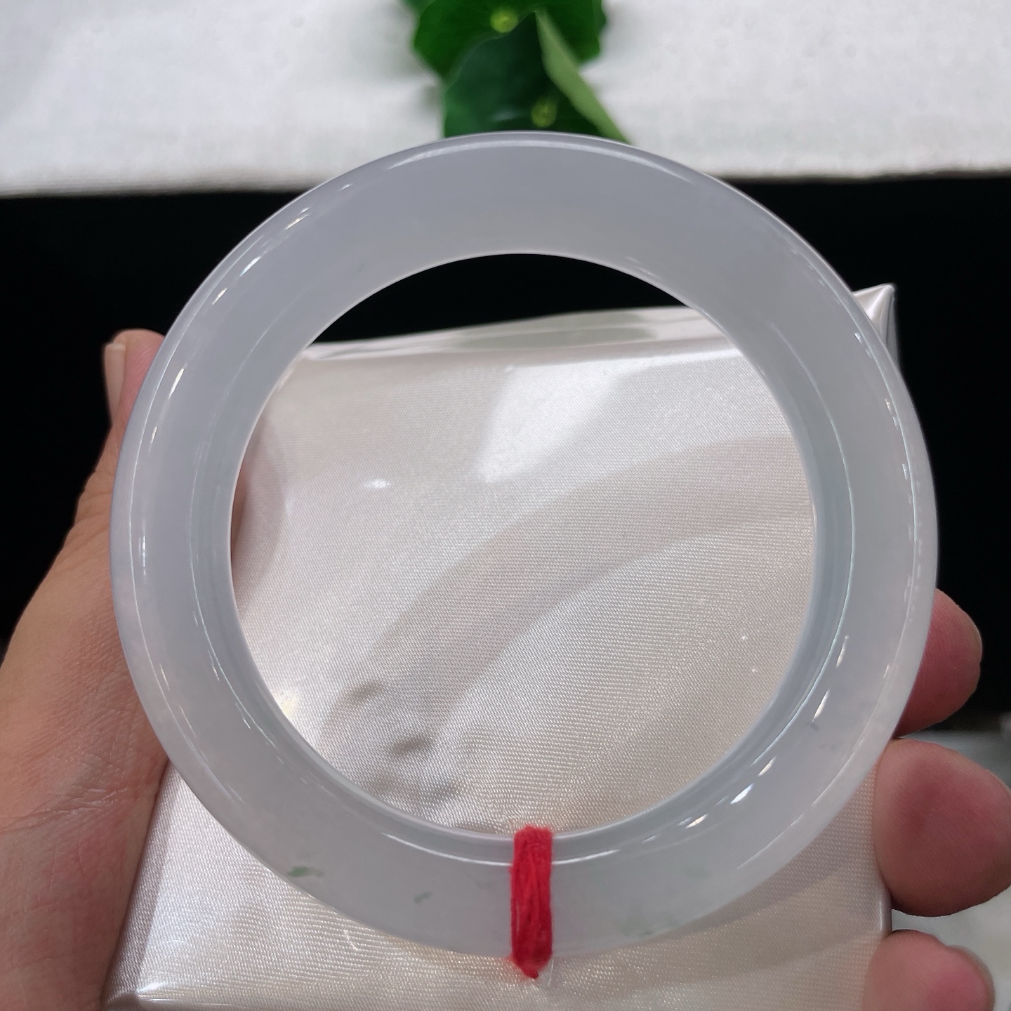圈口55/10.8，冰飘花正圈，55/56正圈可戴，高冰起光，冰玉栖碎翠，清宁绕腕间，无裂