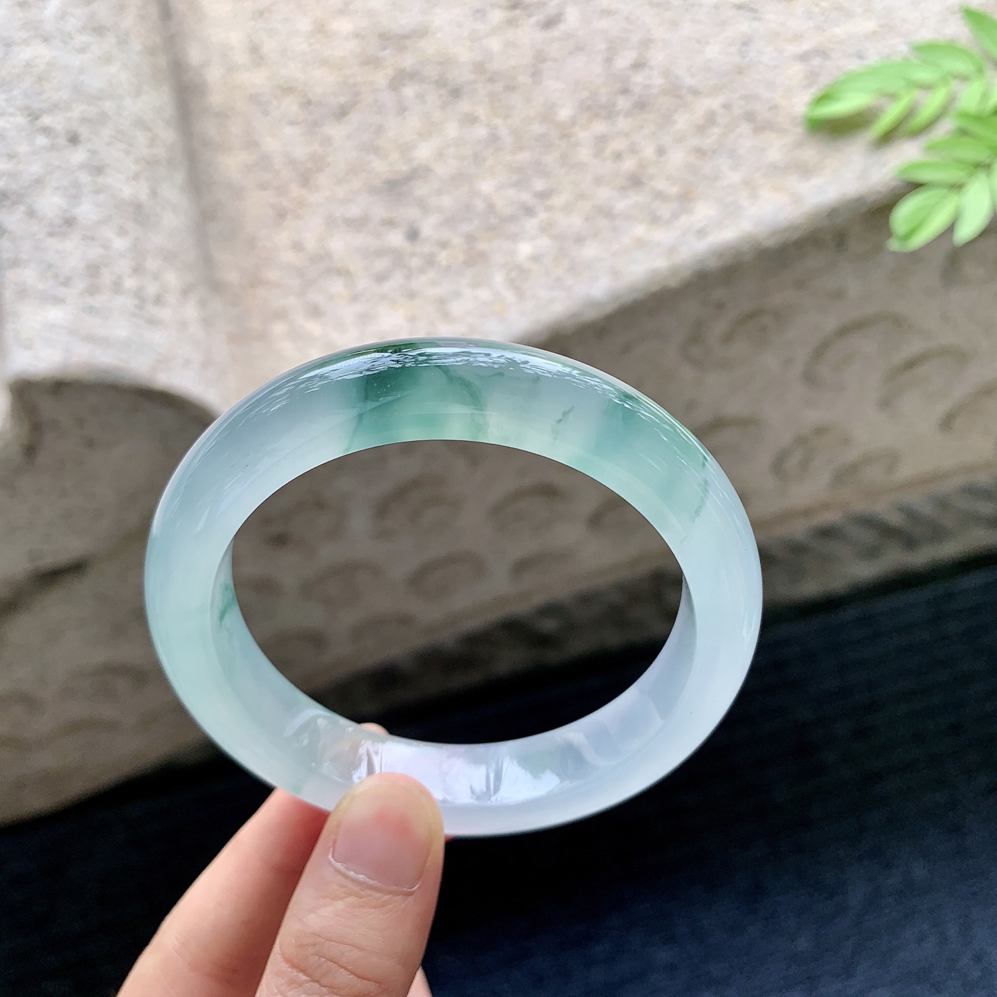 正圈 59 59/12.3/8.9 A1072801 冰种飘绿，清透，水润，种老，细腻，打灯有絮线