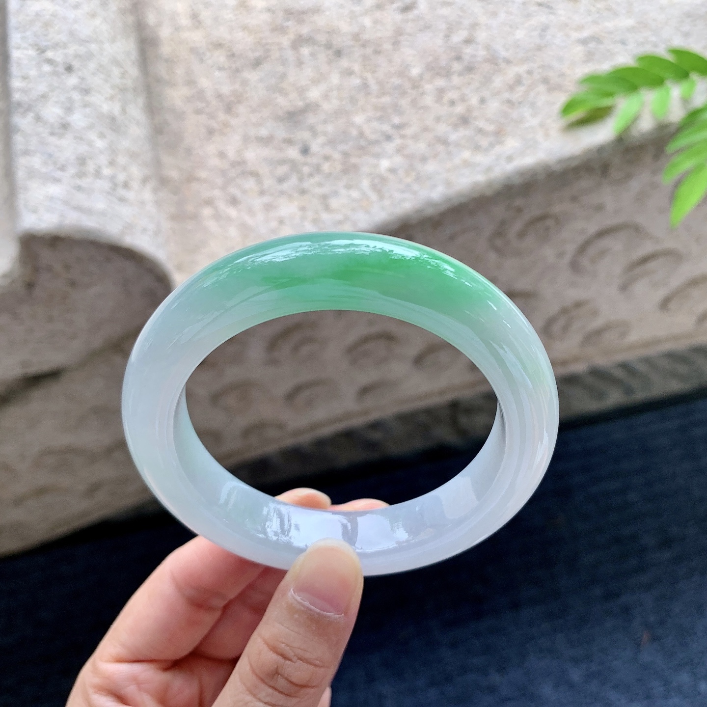 正圈57 58，圈口58/12.8/10，编码Q5073053，描述飘阳绿，水润，种老，细腻，无裂。