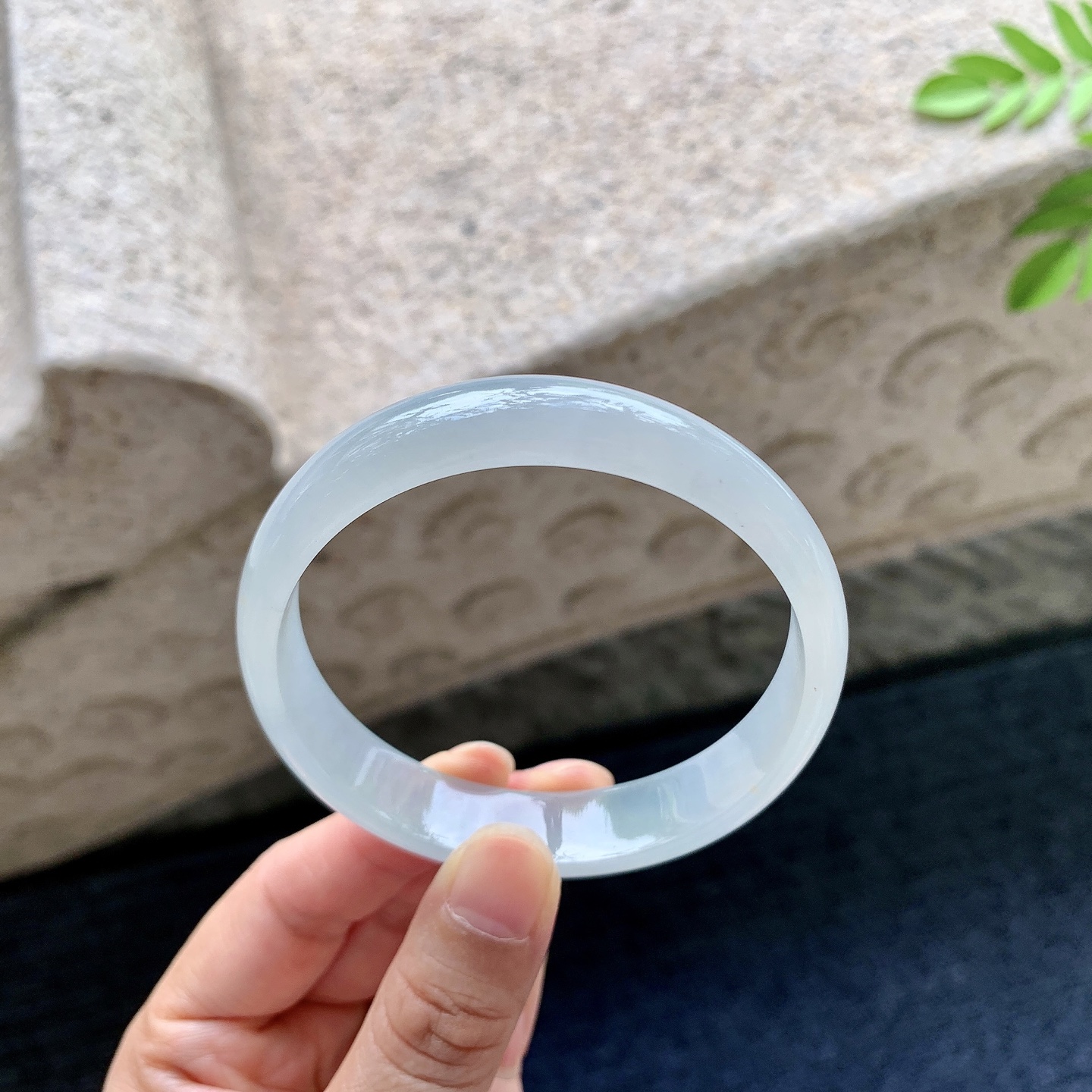 正圈57 58【圈口】58.5/12.1/6.5【编码】BA072919【描述】糯冰底色，水润，种老，细腻，打灯有絮线