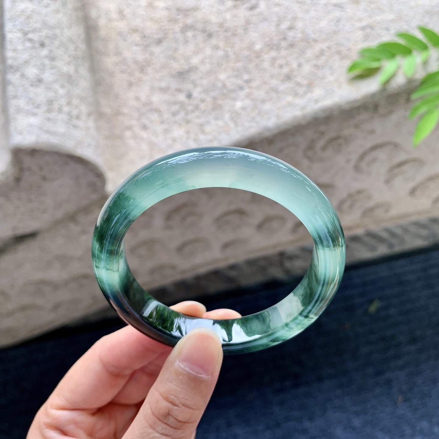 正圈54 55，圈口55.8/11.7/8.2，编码T6073045，冰飘绿花，清透，水润，种老，细腻，无裂。