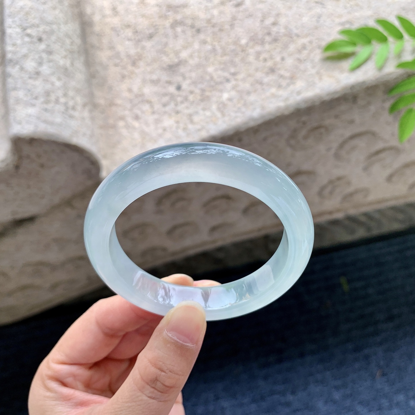 正圈53 54，圈口54.3/12.1/8.3，编码HC073029，冰种晴底，清透，水润，种老，细腻，打灯有絮线
