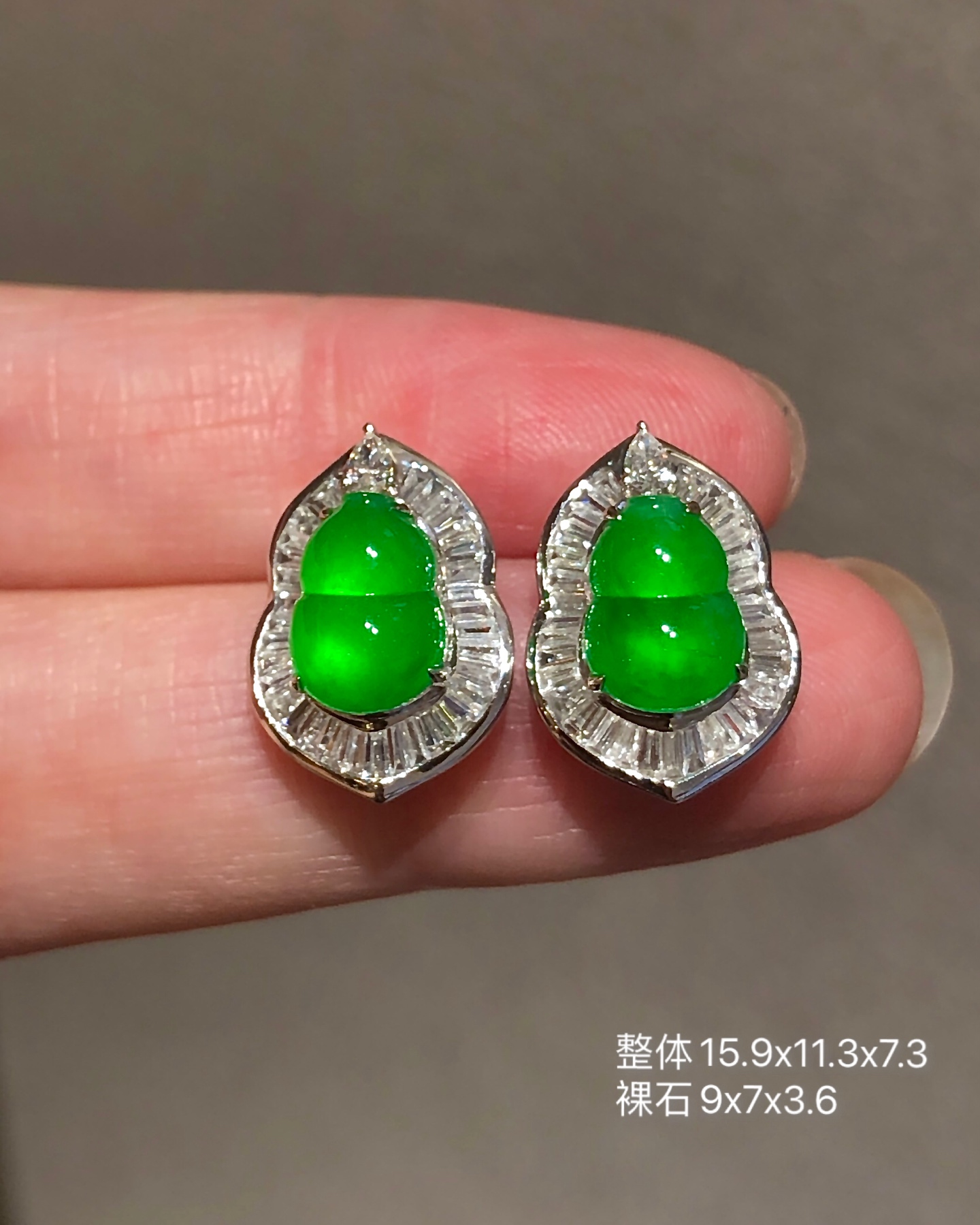玻璃种阳绿葫芦耳钉 阳色均匀饱满圆润，肥嘟嘟很讨喜，质地细腻种水通透，上耳特别有气质又百搭 整体15