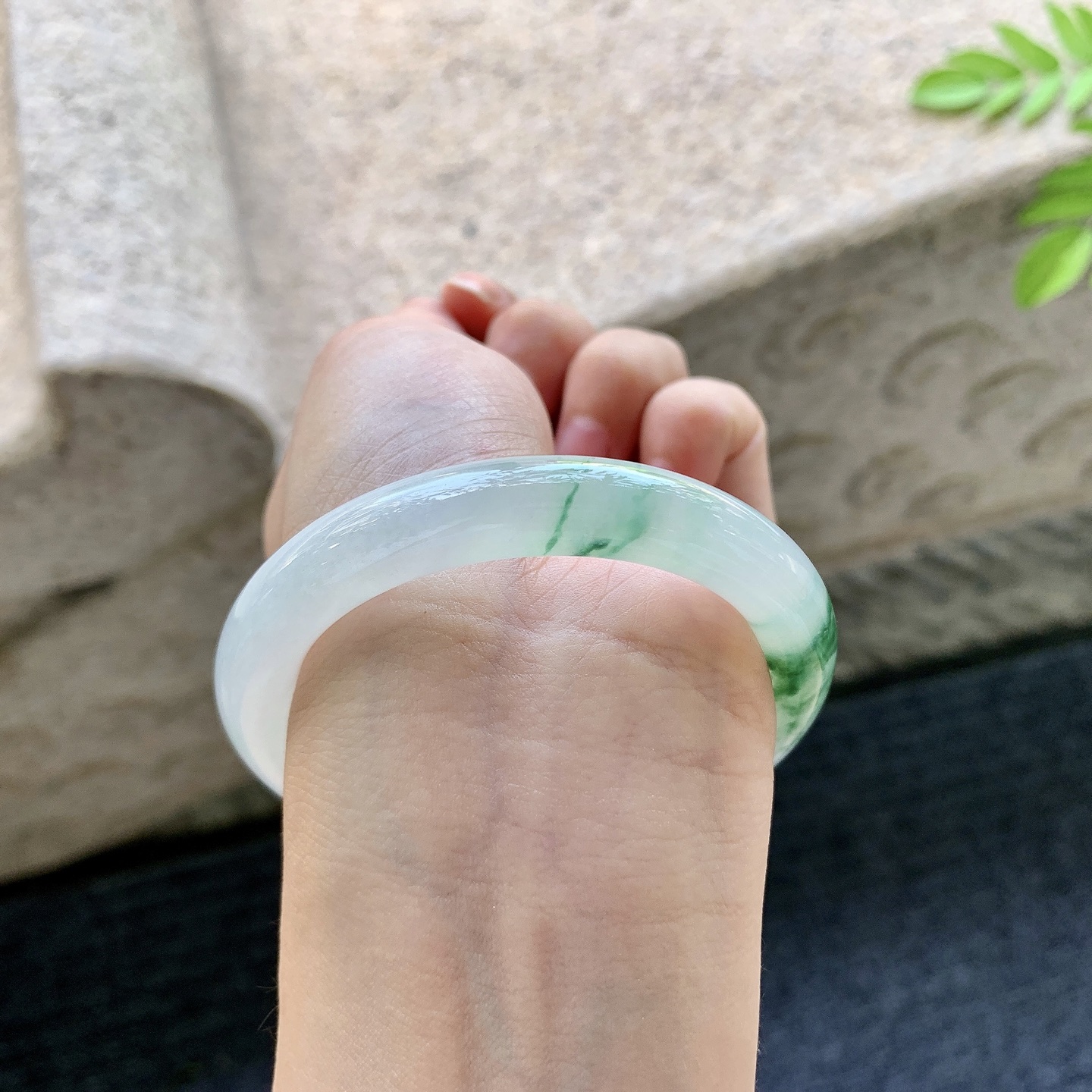 圆条51 52【圈口】52.3/9.4/8.6【编码】B2072914【描述】细糯飘绿花，水润，种老，细腻，打灯有棉线