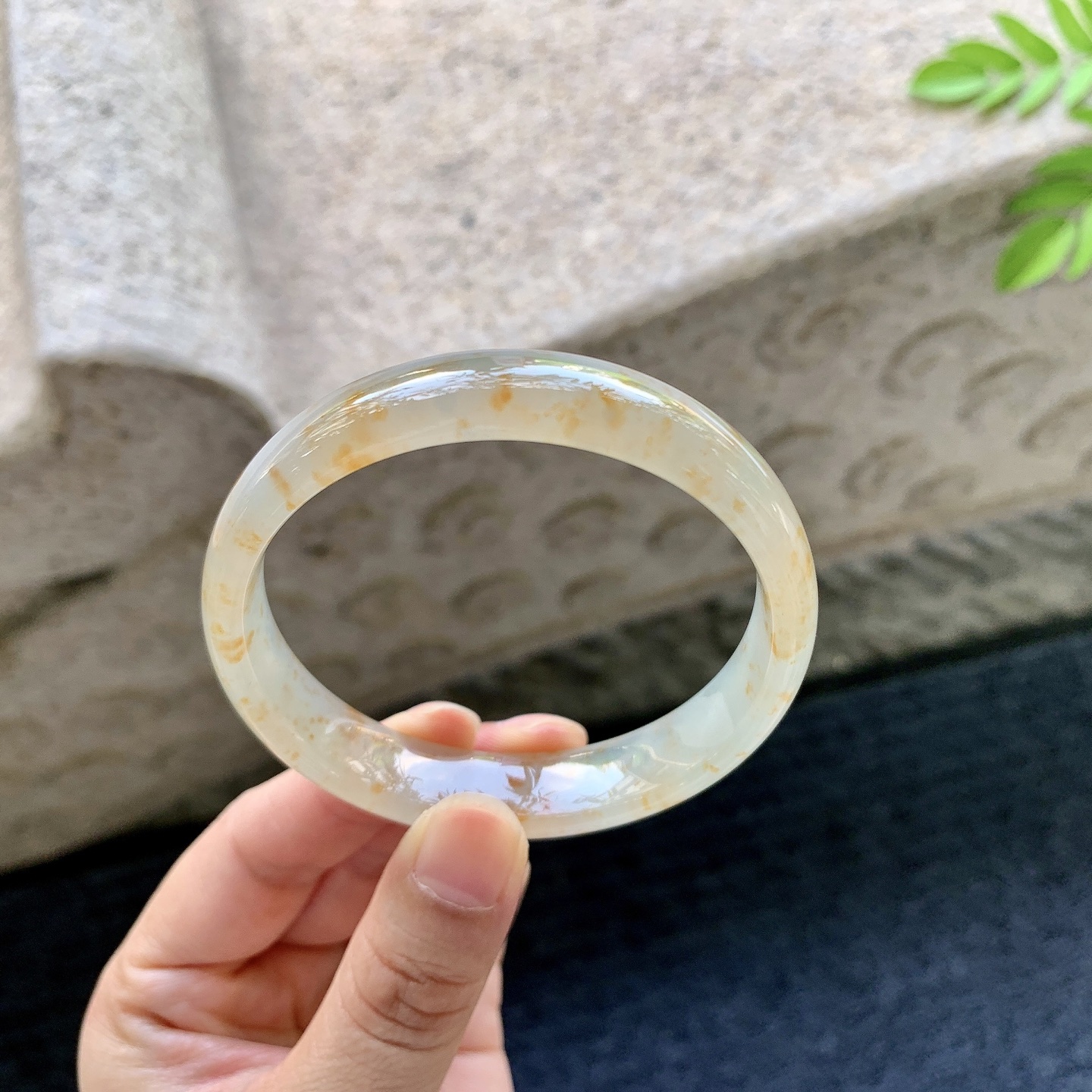 正圈55 56【圈口】56.3/12.6/6【编码】HC072922【描述】冰糯飘黄翡，水润，种老，细腻，无裂