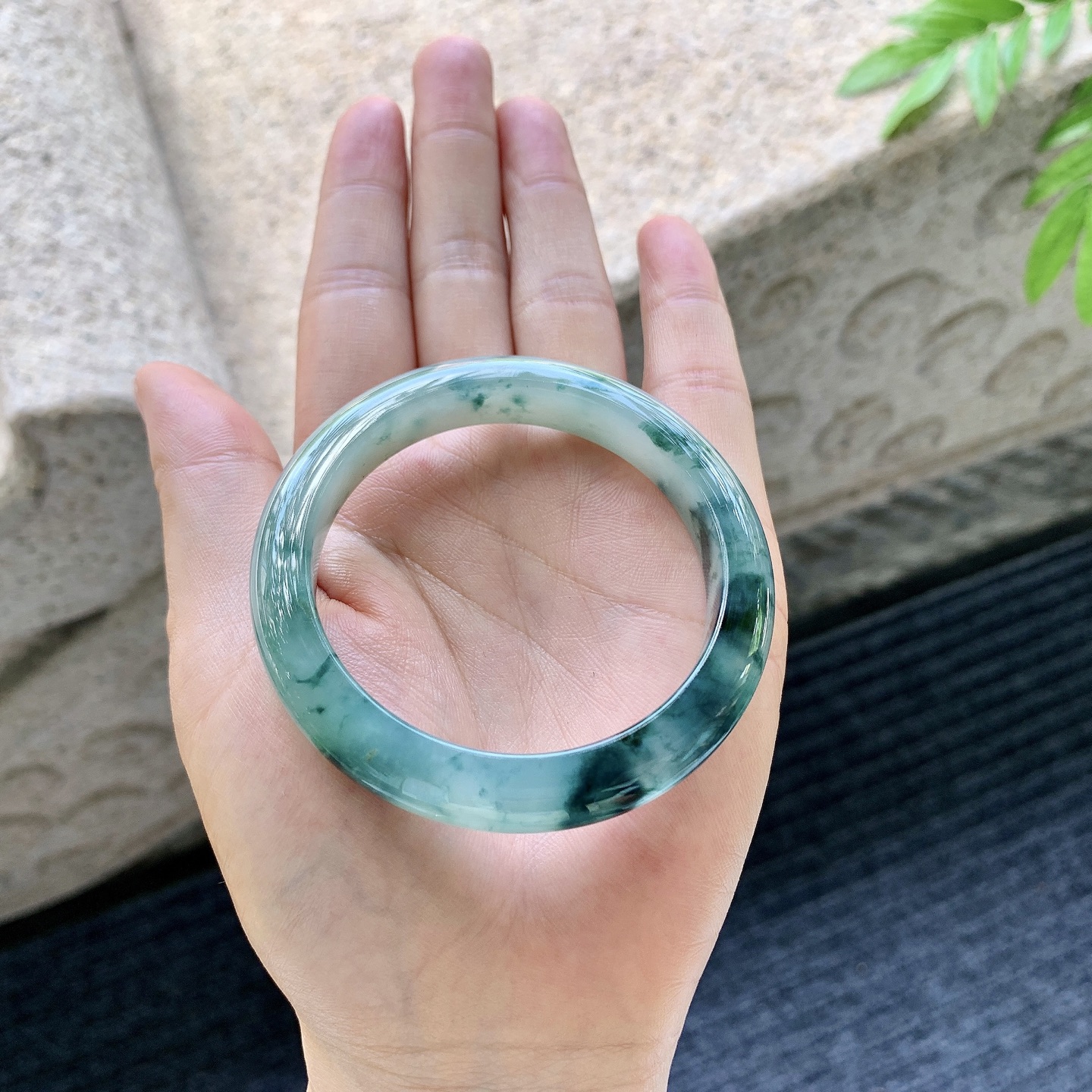 正圈50 51【圈口】51.7/9.7/8【编码】BA062853【描述】冰糯飘花，水润，种老，细腻，打灯有棉线