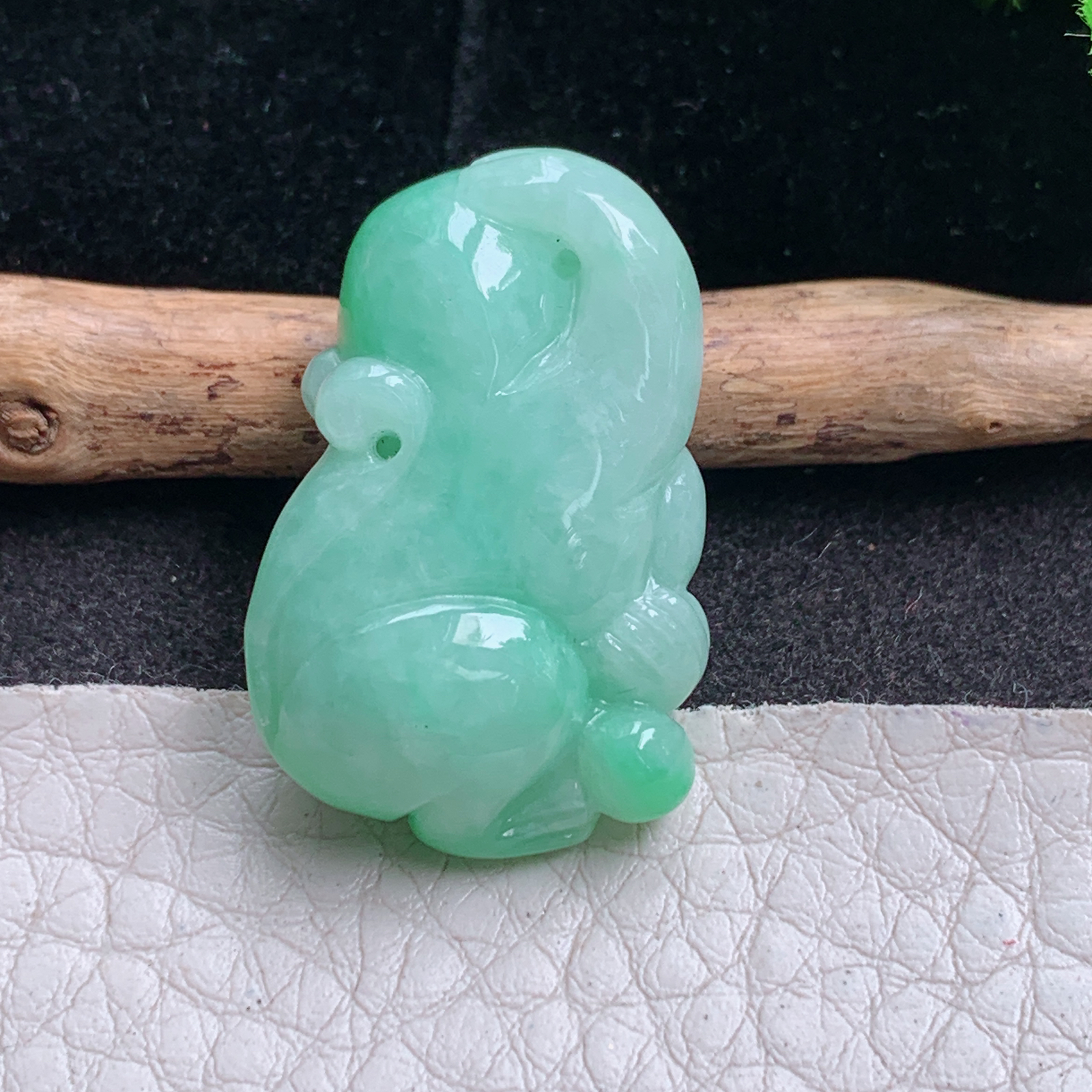 ajj实拍29.2*18.6*10缅甸翡翠精雕甜果绿灵猴 生肖猴玉吊坠 玉挂件