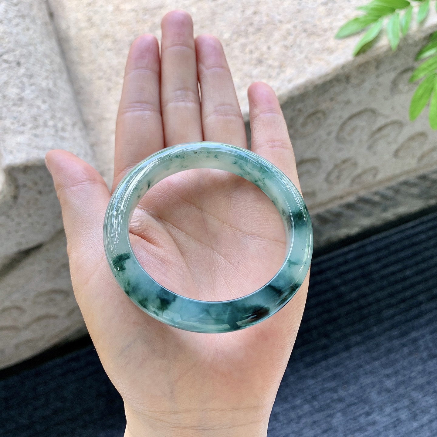 正圈50 51【圈口】51.7/9.7/8【编码】BA062853【描述】冰糯飘花，水润，种老，细腻，打灯有棉线