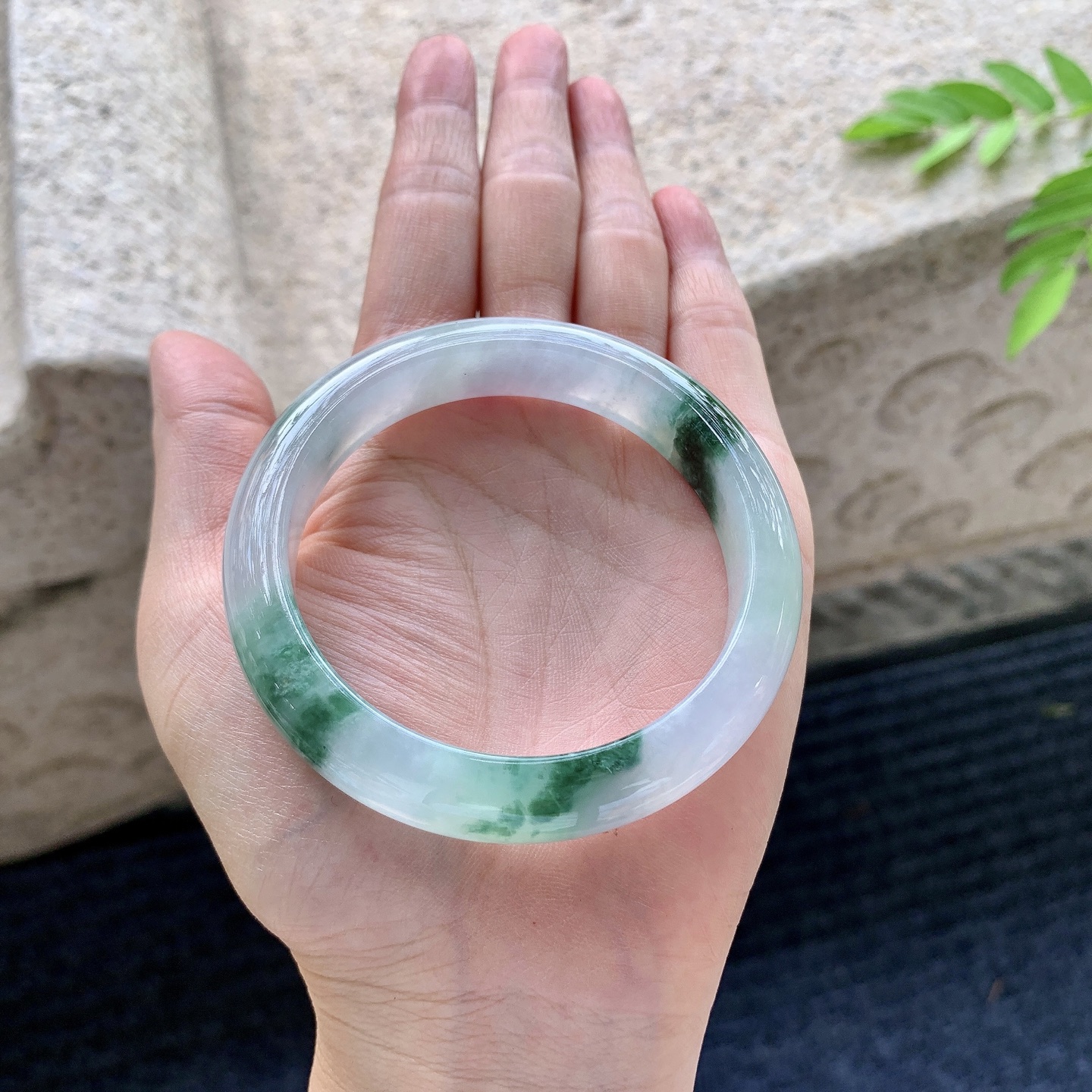 正圈54 55，圈口55.2/11.6/8，编码BA073007，描述：糯冰飘绿，水润，种老，细腻，打灯有棉线