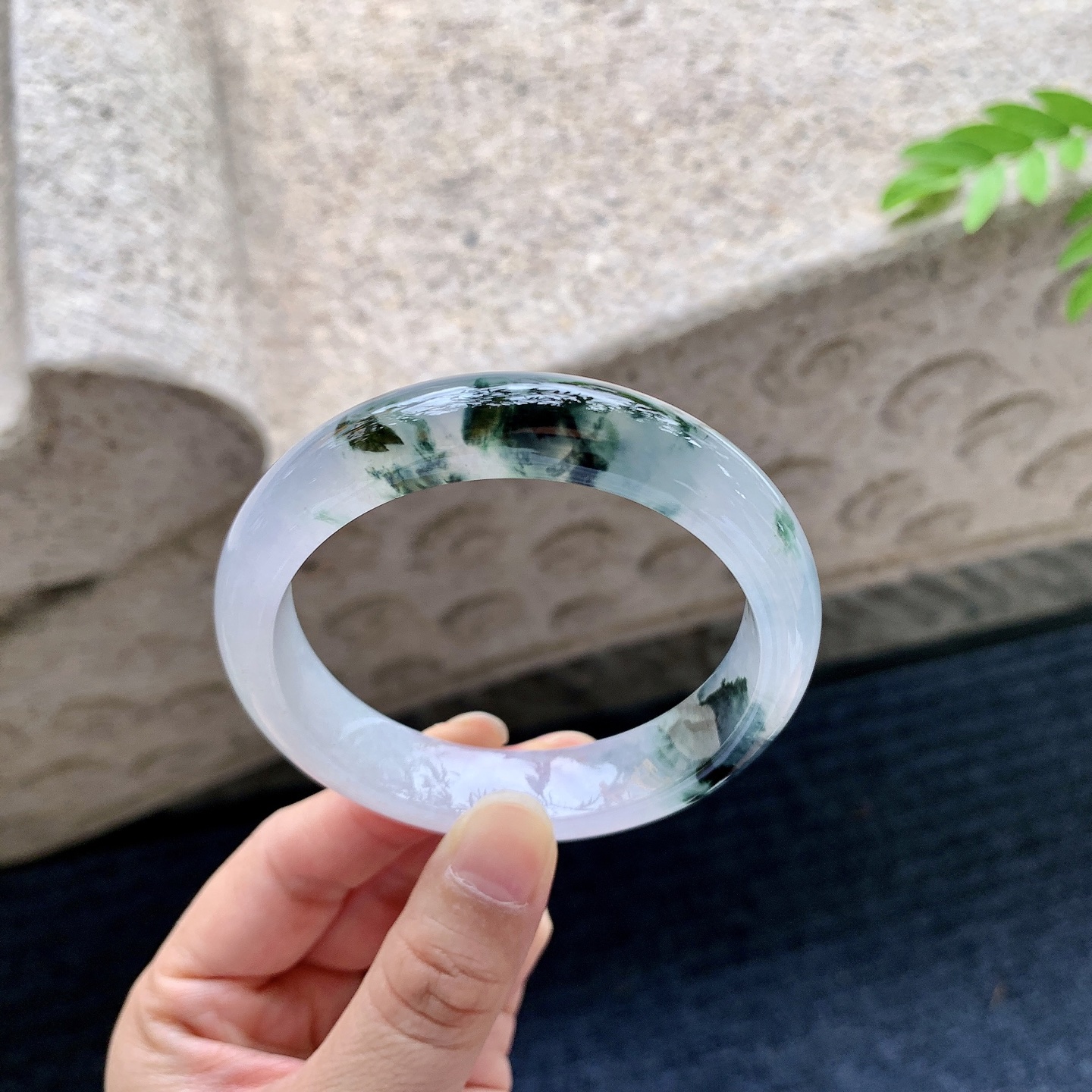 正圈55 56，圈口56/13/8.1，编码HC073024，描述：冰糯飘花，水润，种老，细腻，无裂。