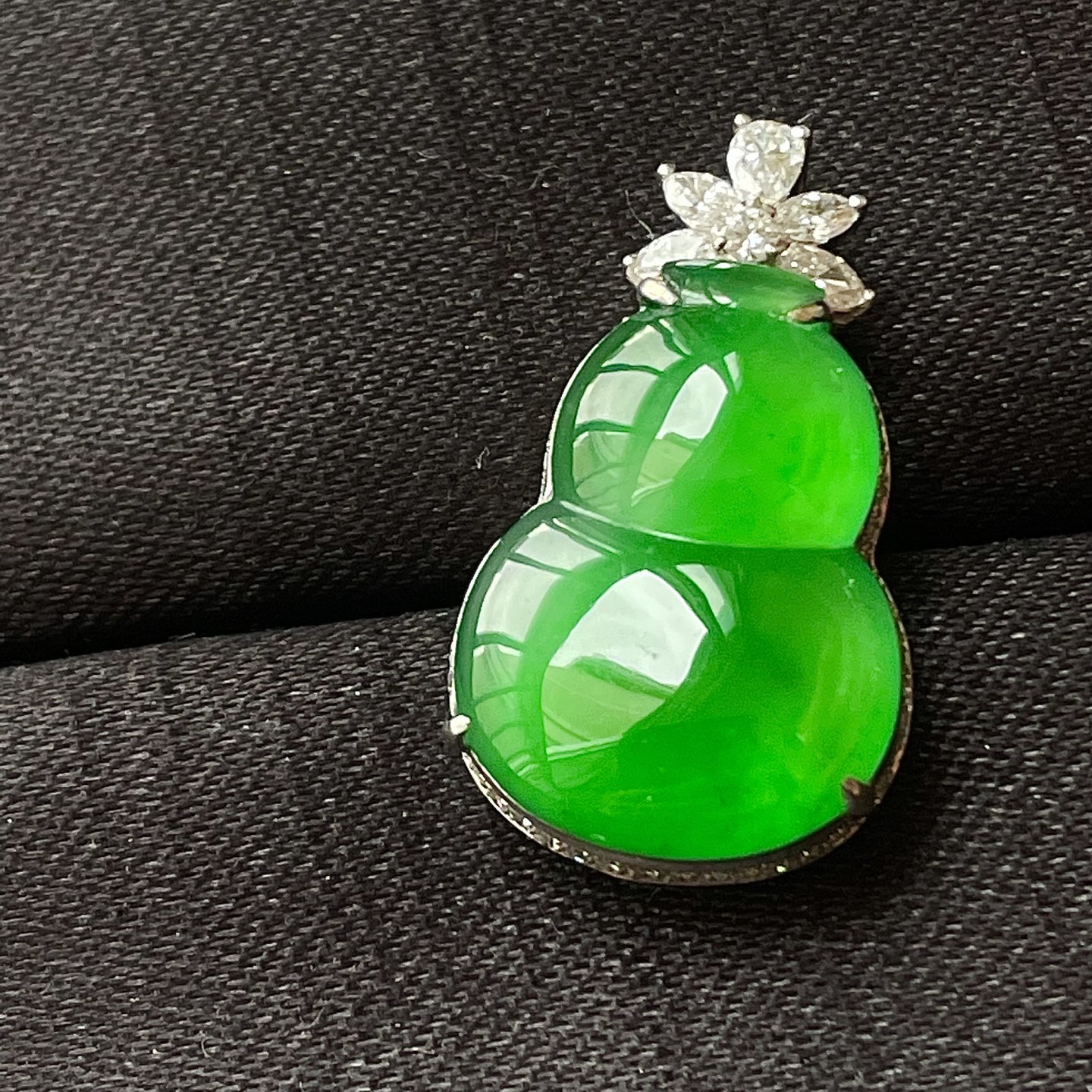 缅料高冰阳绿葫芦吊坠，色辣，18k金镶嵌，饱满水润，无裂，裸石尺寸18.2/13.5/6--23.7/13.5/8.5编码0728好数字