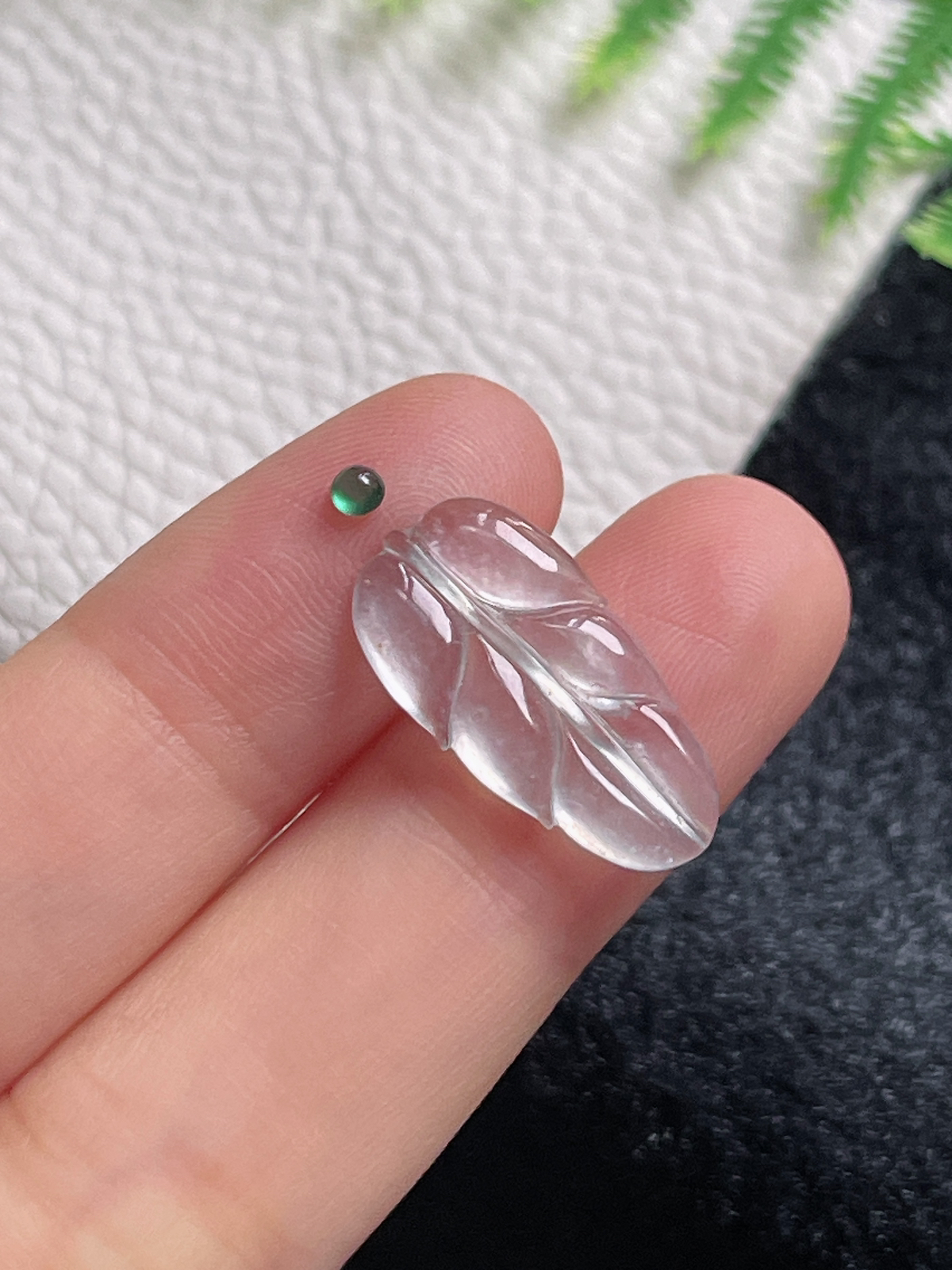 翡翠冰种白色叶子裸石，带顶珠