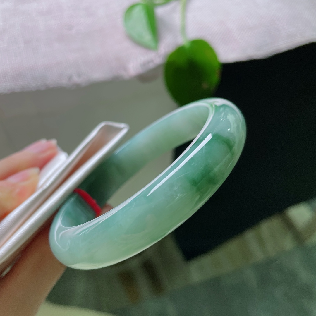 55.5/12.3/7.9，飘花正圈，无裂，底色如水波荡漾，几抹鲜活绿花悠然点缀，水光充盈，腕间自带恬淡从容，ss56477a