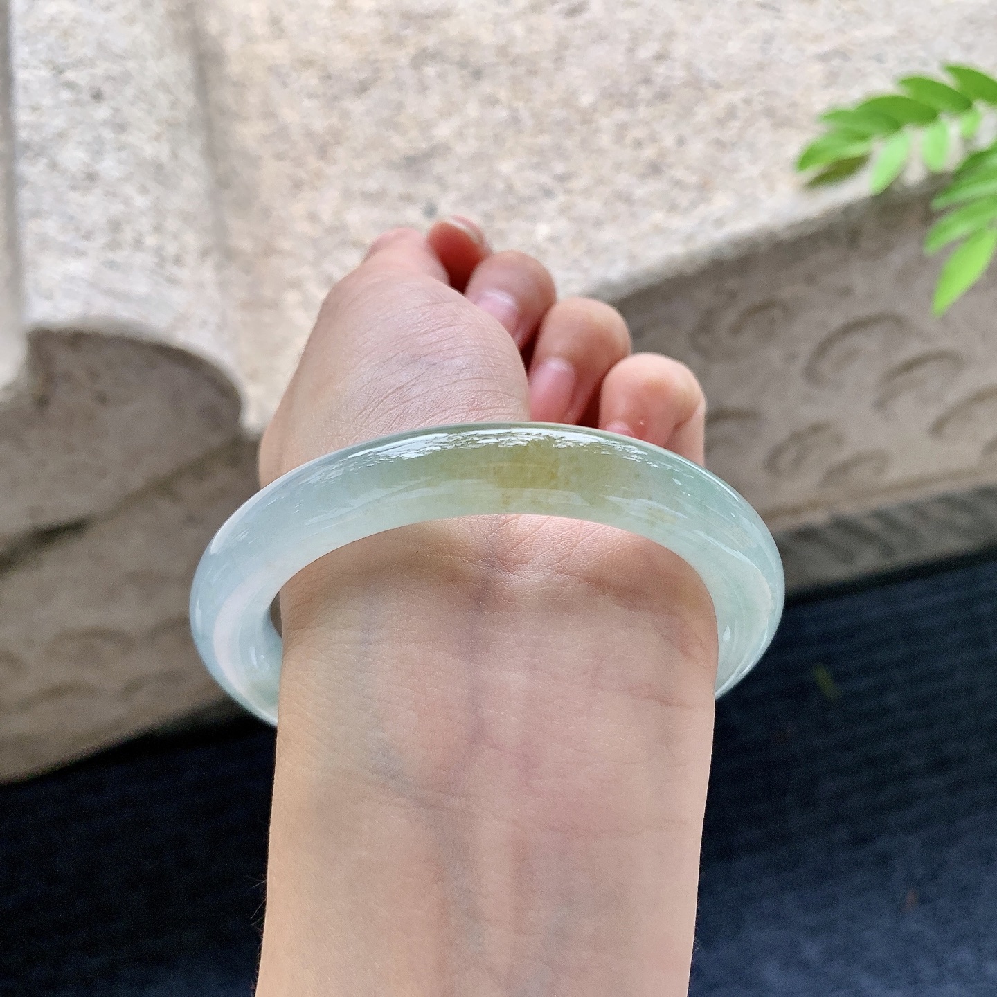 圆条55 56，圈口56.8/9.8/9.8，编码HC073026，描述：糯冰飘黄翡，水润，种老，细腻，内侧有絮线