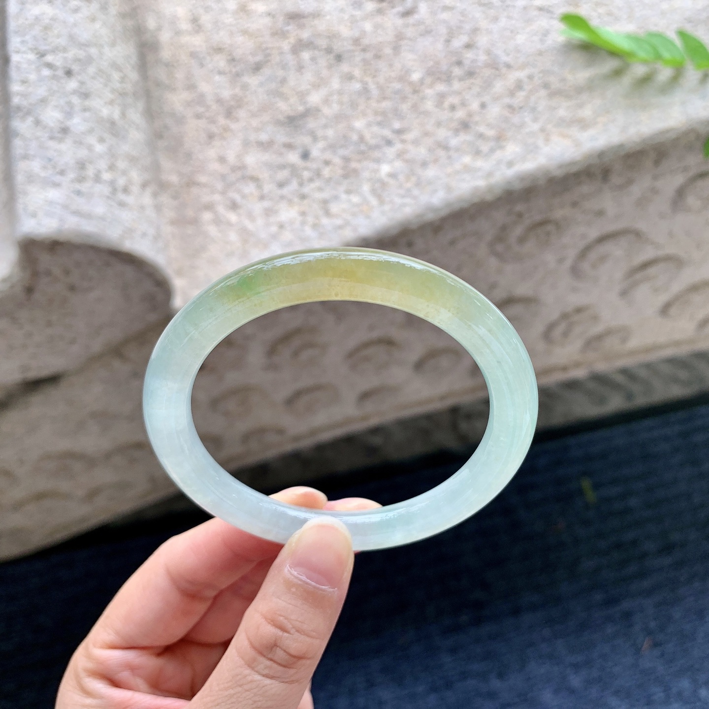 圆条55 56，圈口56.9/8/8.4，编码HC073016，冰糯飘黄翡，水润，种老，细腻，打灯有絮线