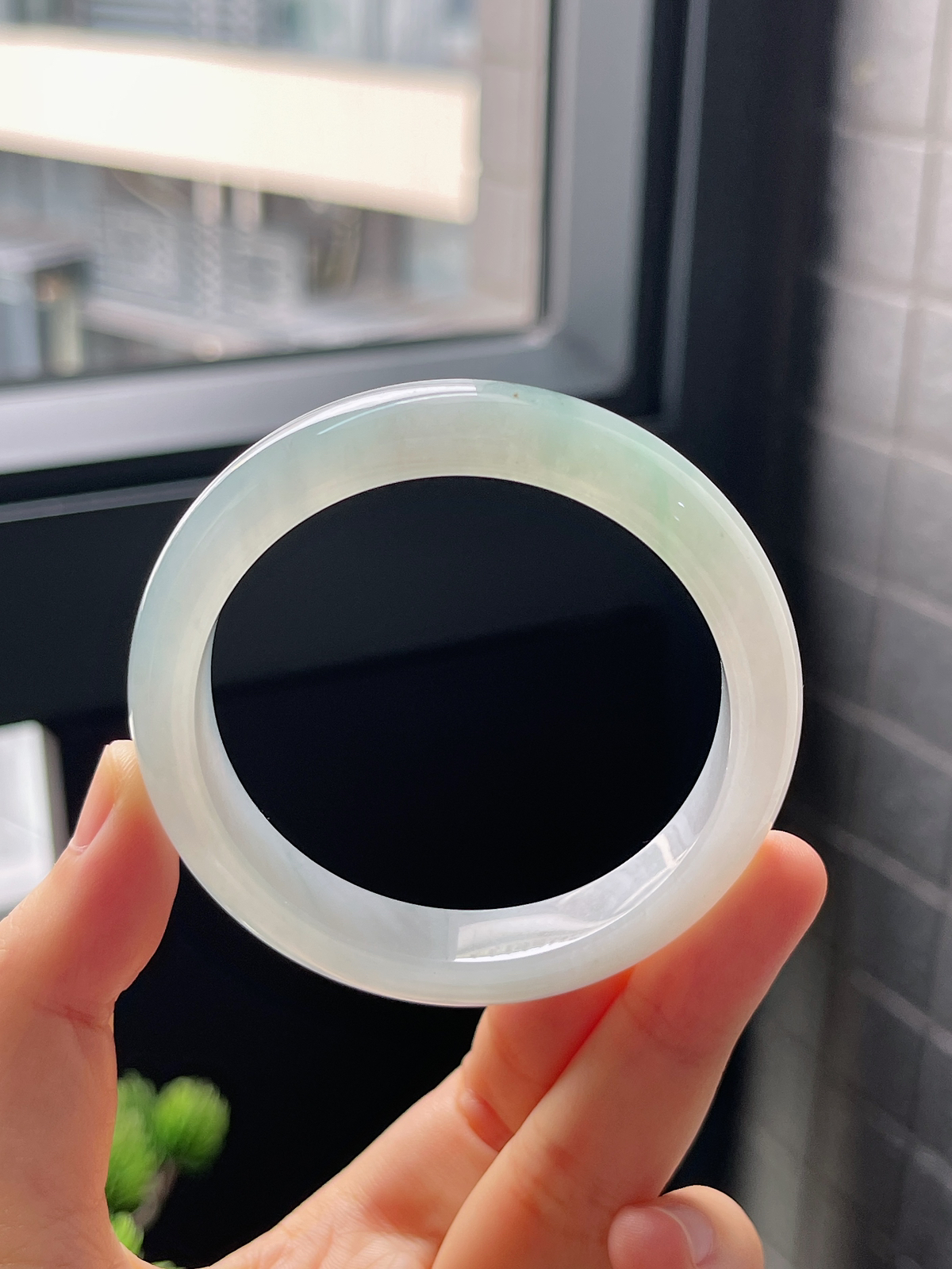 圈口52，冰糯种淡绿色翡翠正圈手镯