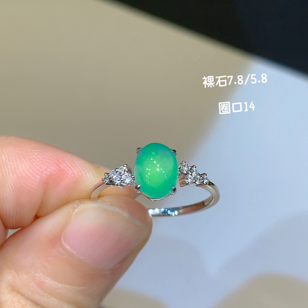 正冰甜绿蛋面戒指 色彩鲜艳 圆润饱满，7.8-5.8