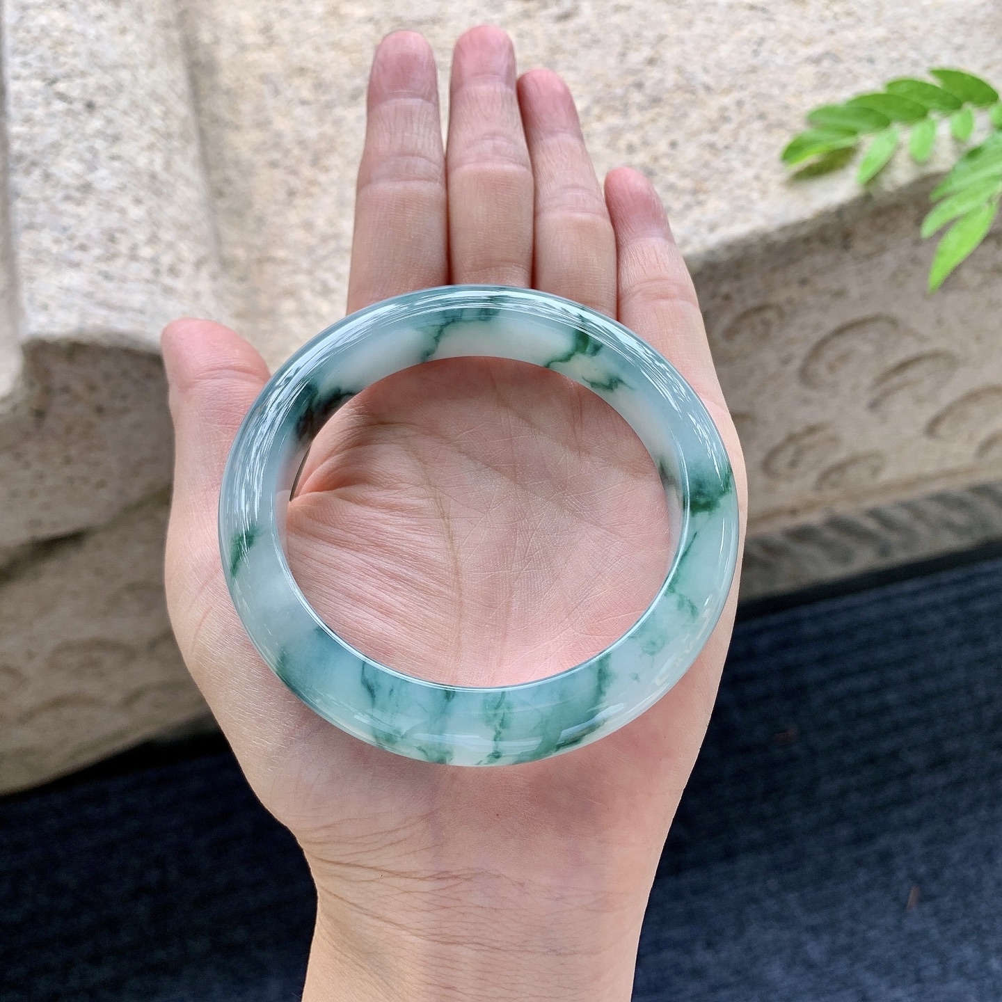 正圈56 57，圈口57.6/12/8.8，编码YT073061，细糯飘花，水润，种老，细腻，无裂。