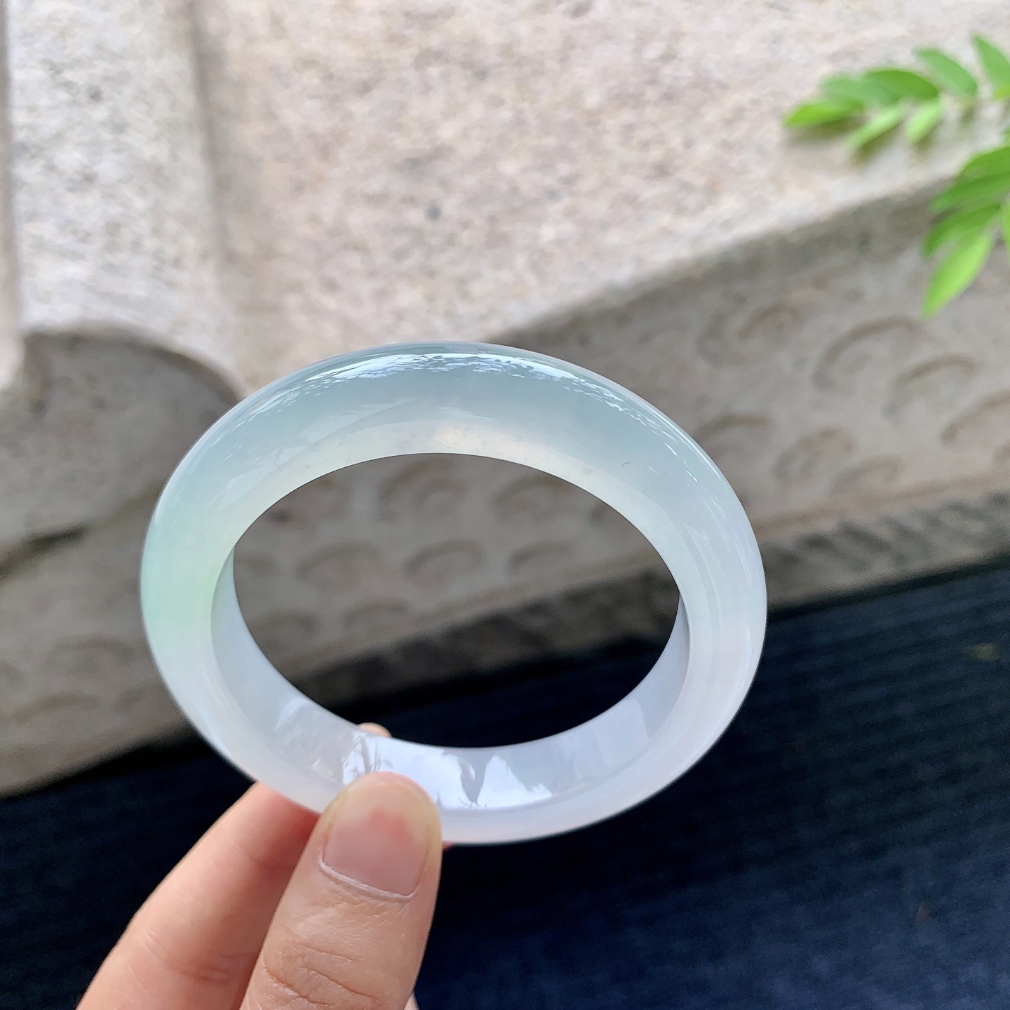 正圈53 54，圈口54.9/11.6/9.2，编码HC073014，冰糯春彩，水润，种老，细腻，无裂。