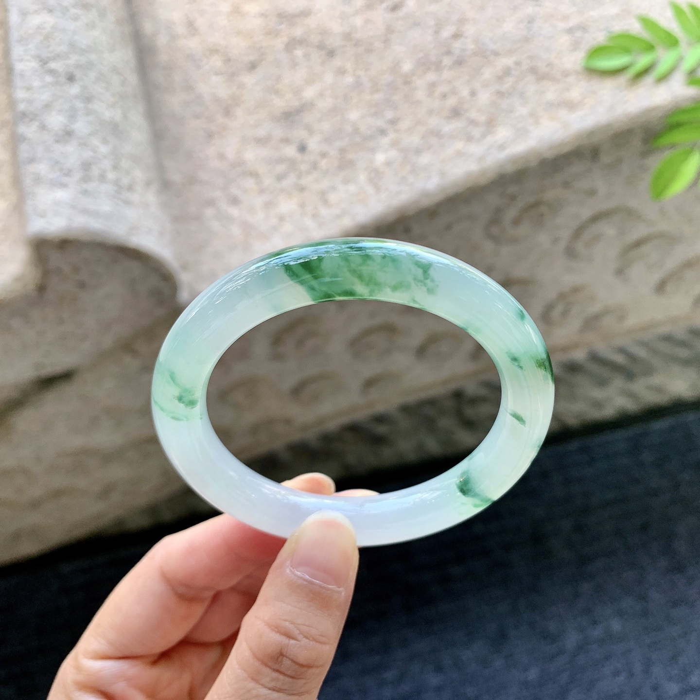 圆条51 52【圈口】52.3/9.4/8.6【编码】B2072914【描述】细糯飘绿花，水润，种老，细腻，打灯有棉线