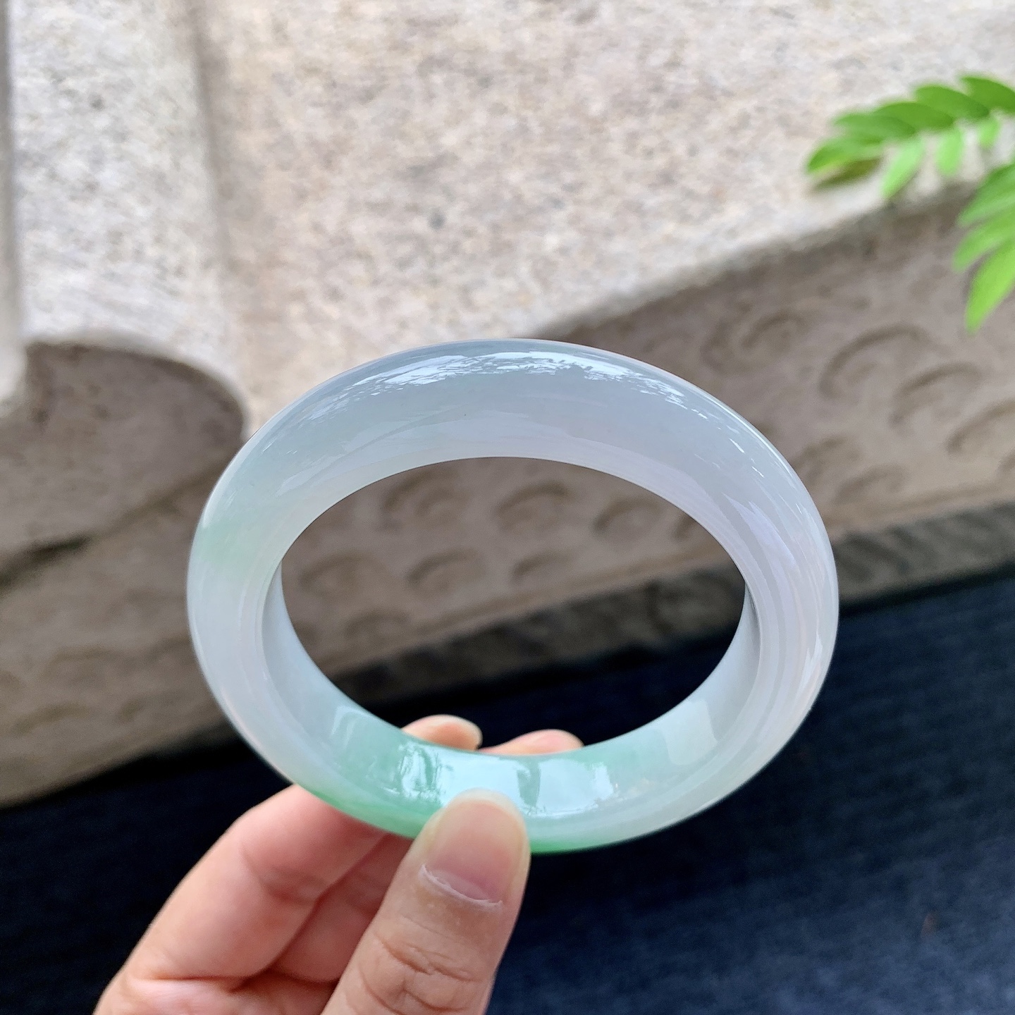 正圈57 58，圈口58/12.8/10，编码Q5073053，描述飘阳绿，水润，种老，细腻，无裂。