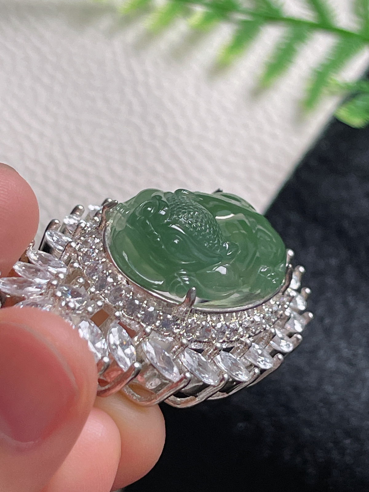 翡翠冰种浅绿色貔貅裸石