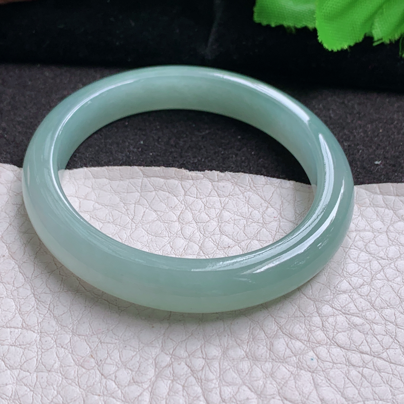 n小圈口52.5*47*9*7贵妃镯 缅甸翡翠a货高品质冰晴蛋形宽边玉手镯