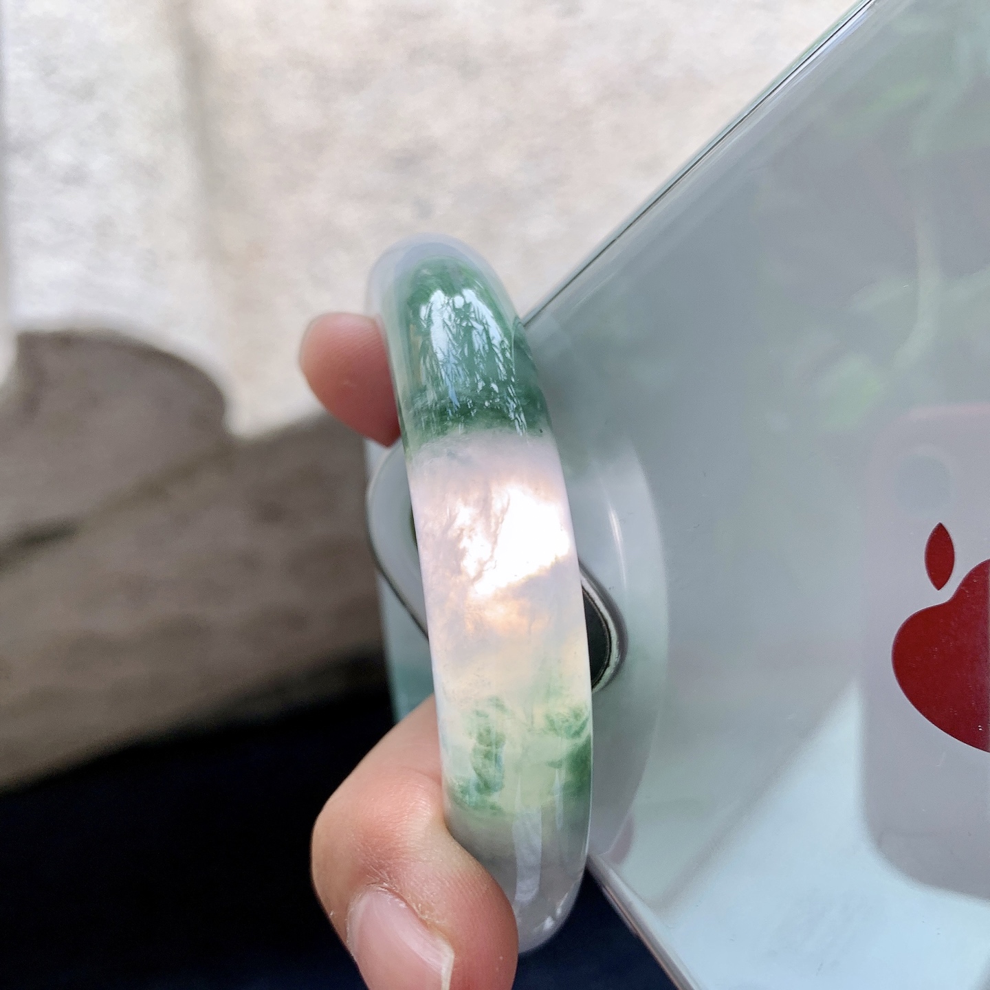正圈54 55，圈口55.2/11.6/8，编码BA073007，描述：糯冰飘绿，水润，种老，细腻，打灯有棉线
