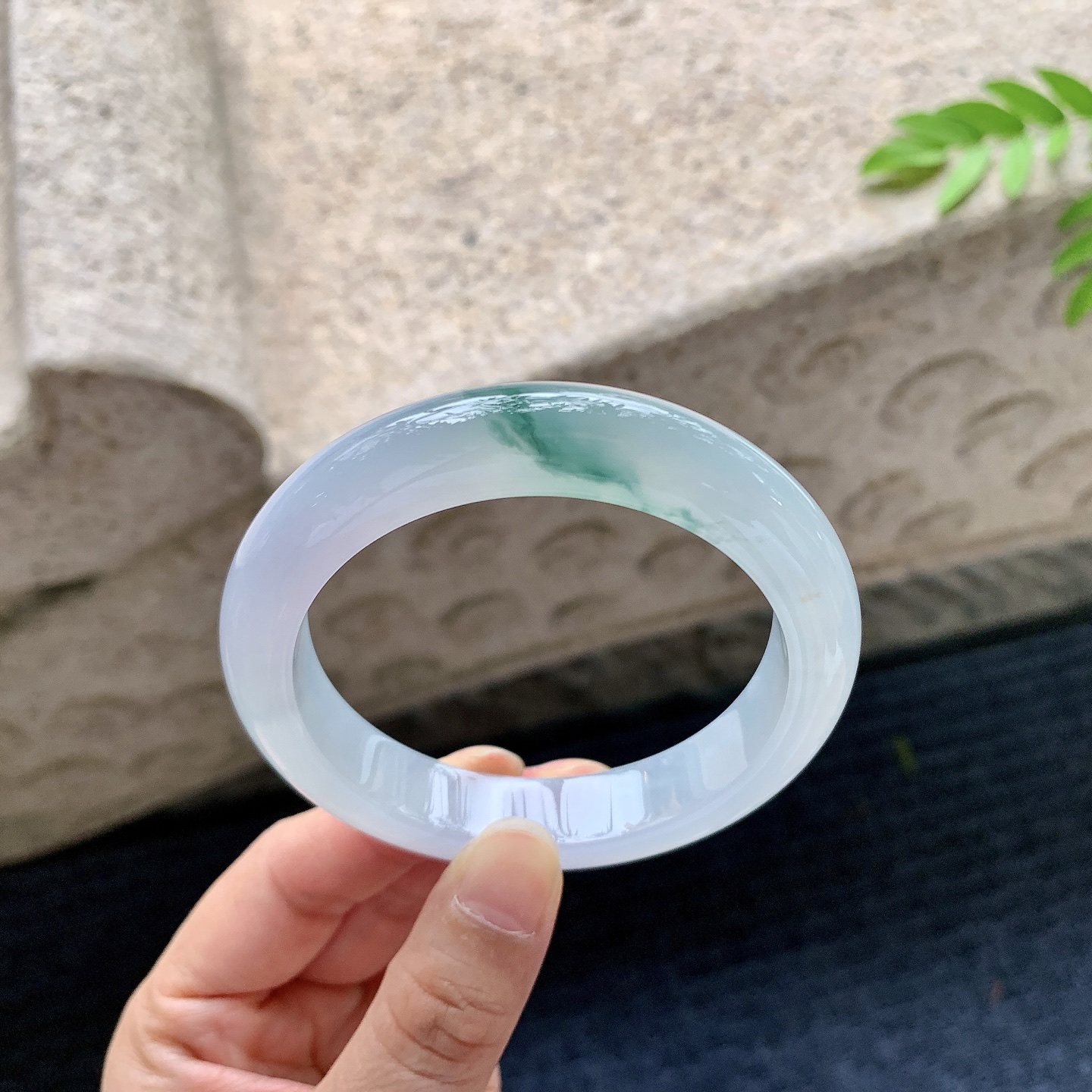 正圈55 56，圈口56.5/12.2/9，编码G7073051，描述冰糯飘绿，水润，种老，细腻，打灯有纹线