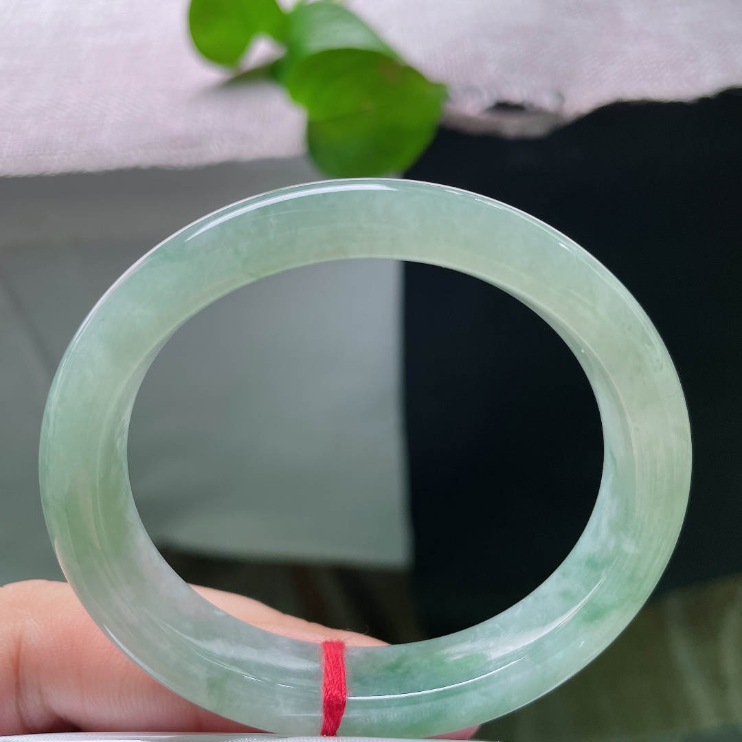 飘花贵妃，有纹，冰润油飘花，湖水清绿融于玉底，流云般翠色缓缓流淌，腕间藏一汪山间清泉。ss55861a