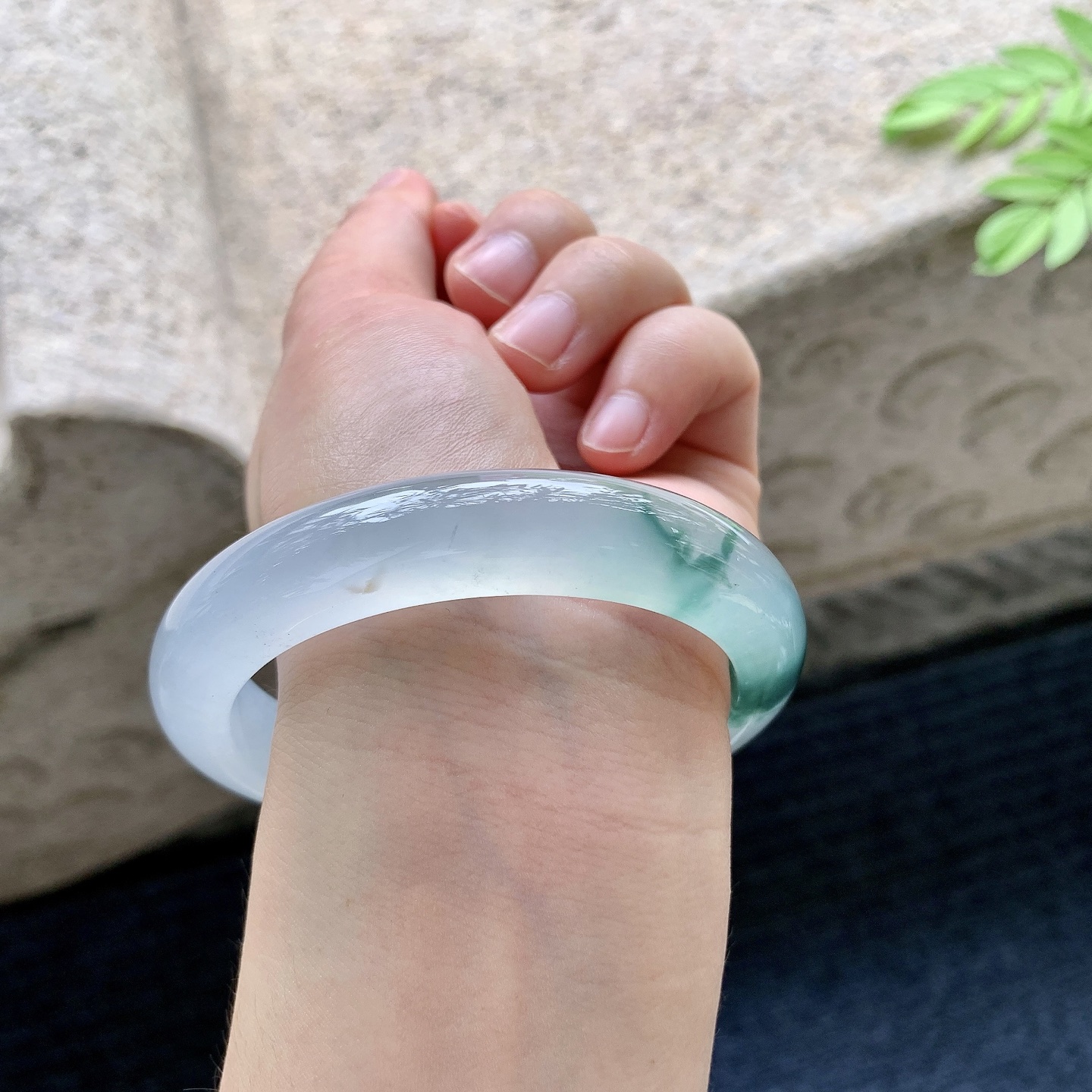 正圈 59 59/12.3/8.9 A1072801 冰种飘绿，清透，水润，种老，细腻，打灯有絮线