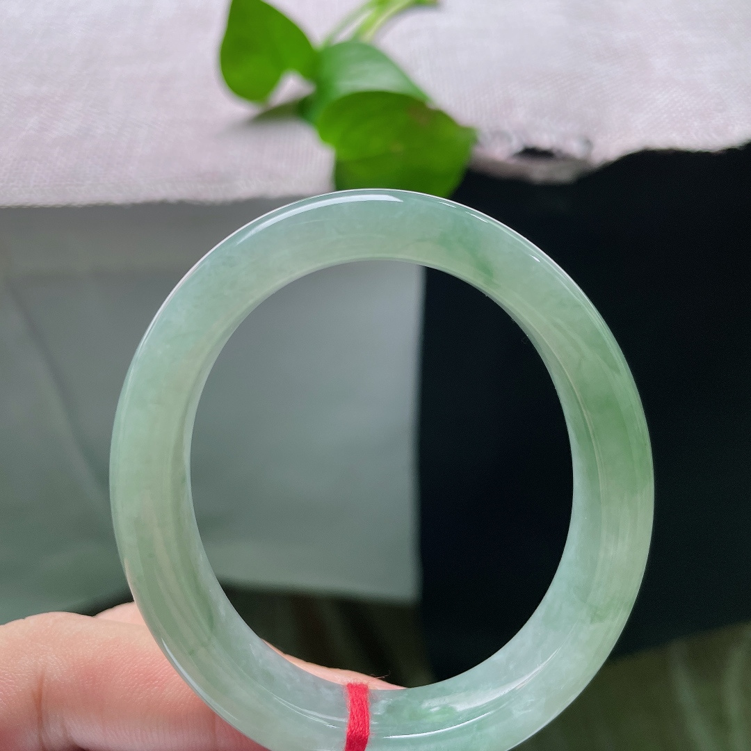 飘花贵妃，有纹，冰润油飘花，湖水清绿融于玉底，流云般翠色缓缓流淌，腕间藏一汪山间清泉。ss55861a