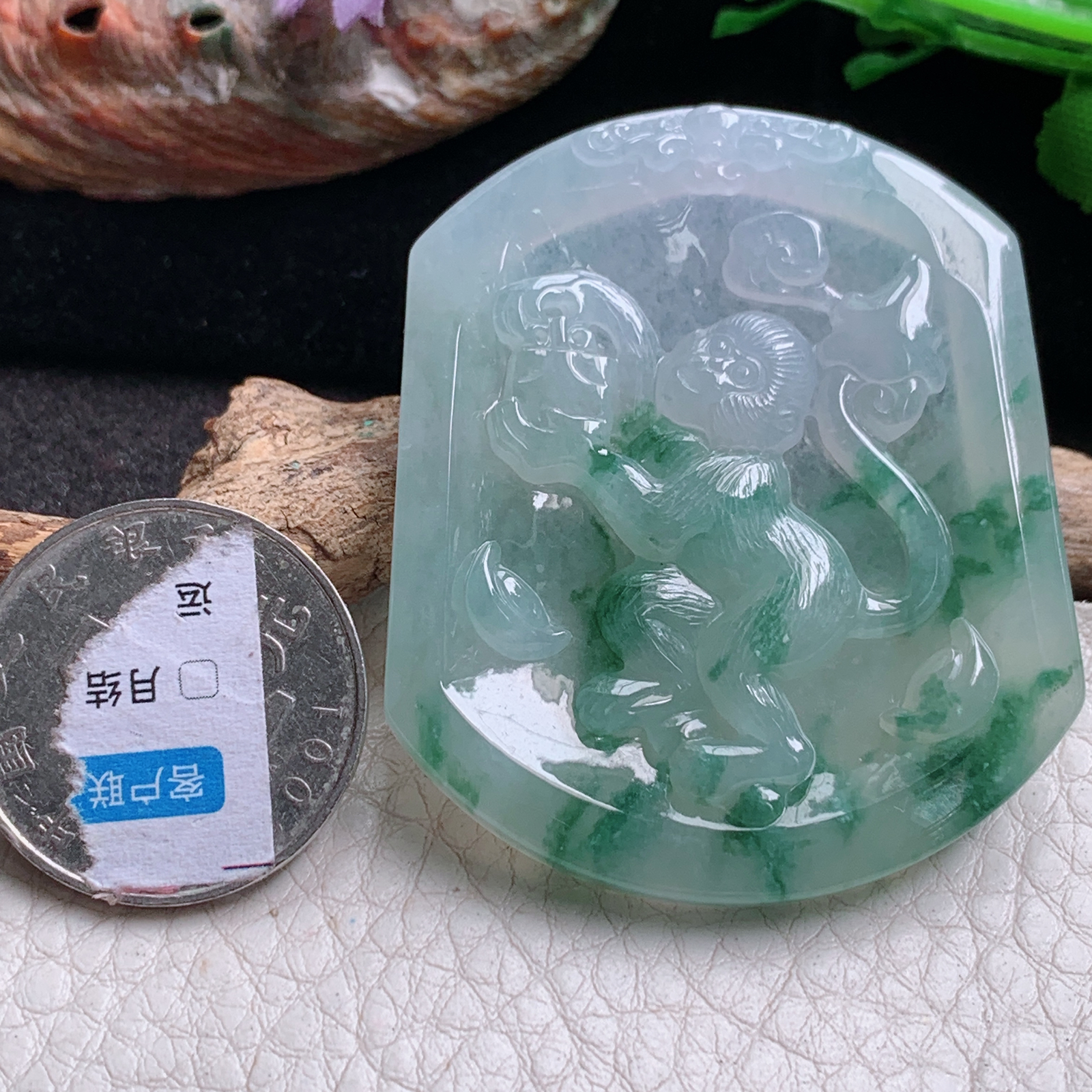 ktj实拍52.3*46.3*6缅甸翡翠精雕高品质冰飘花灵猴抱寿桃  生肖猴玉吊坠