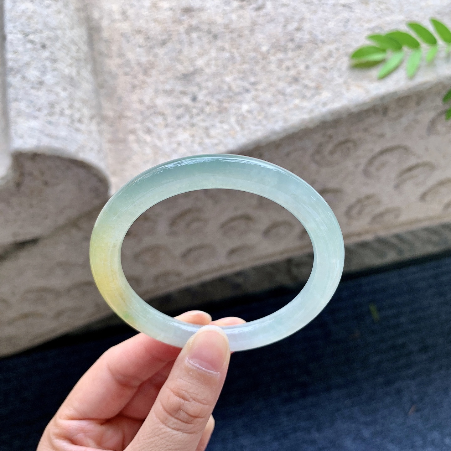 圆条55 56，圈口56.9/8/8.4，编码HC073016，冰糯飘黄翡，水润，种老，细腻，打灯有絮线