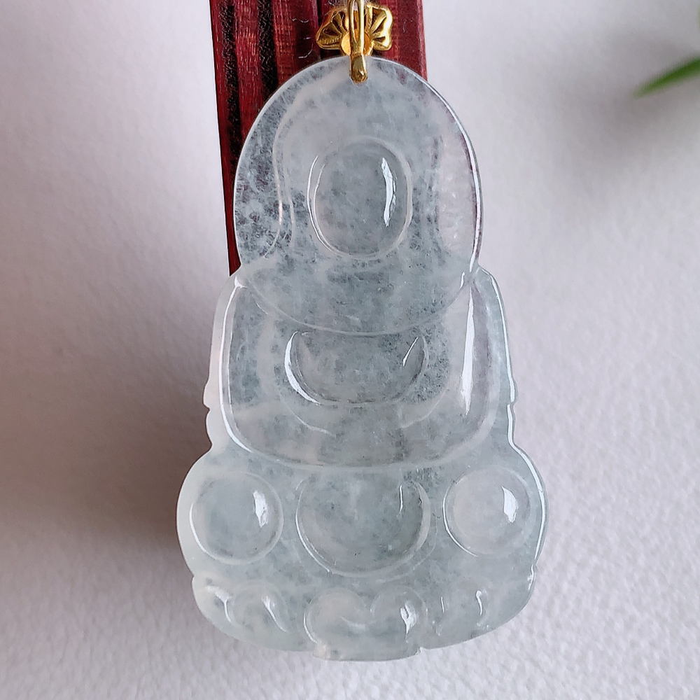 18k金扣冰润精雕观音吊坠，法相端庄大气，工艺精湛，种色浓郁，细腻饱满冰润，种老水足，收藏佳品，佩戴大气  W415.27   整体尺寸：42.6-23.5-3.8mm   裸石尺寸：37.8-23.5-3.8mm