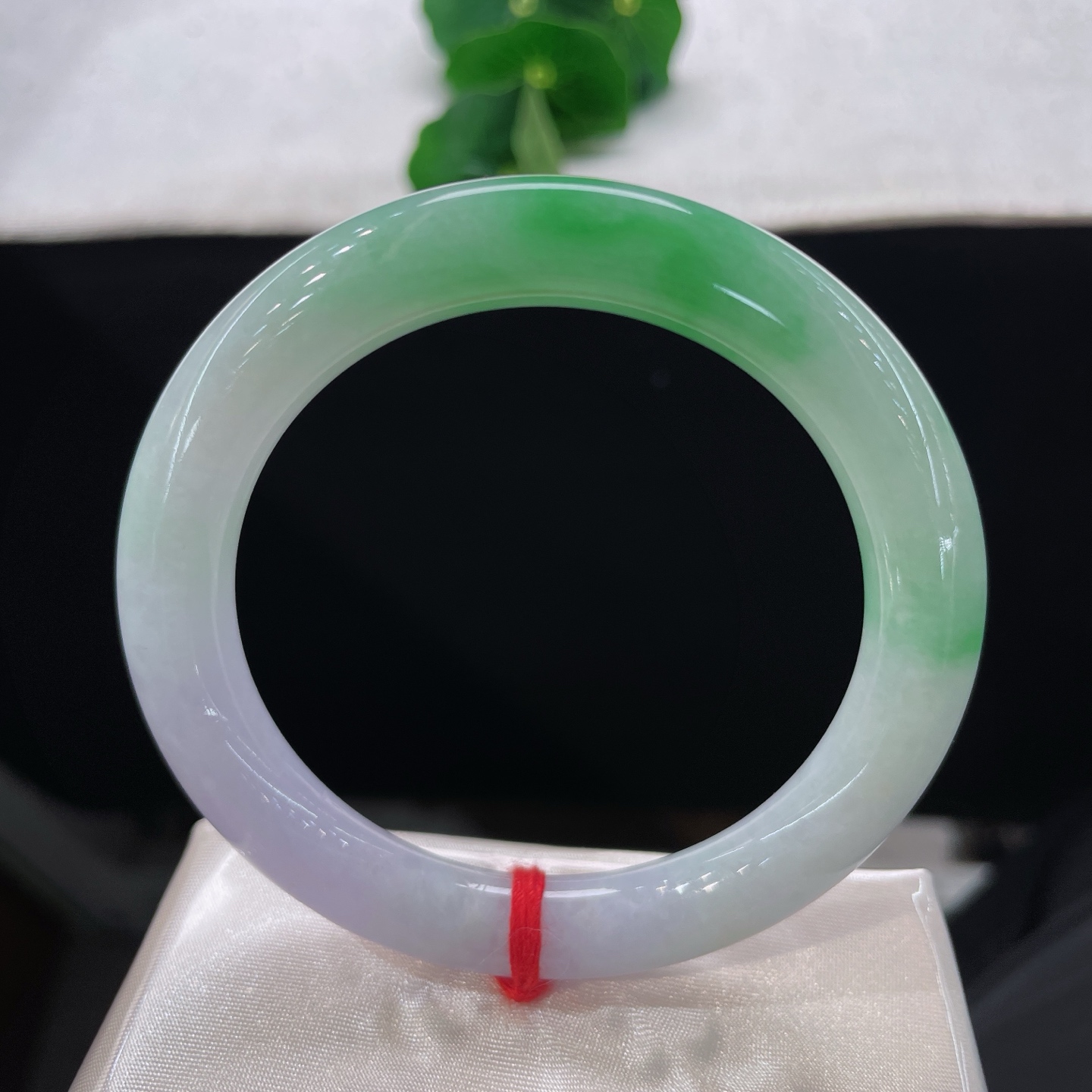 圈口55.3/9.7，春带彩圆条手镯，55/56可戴，柔紫漫绕镯身，碧翠轻栖一隅，清润玉光婉转流淌。